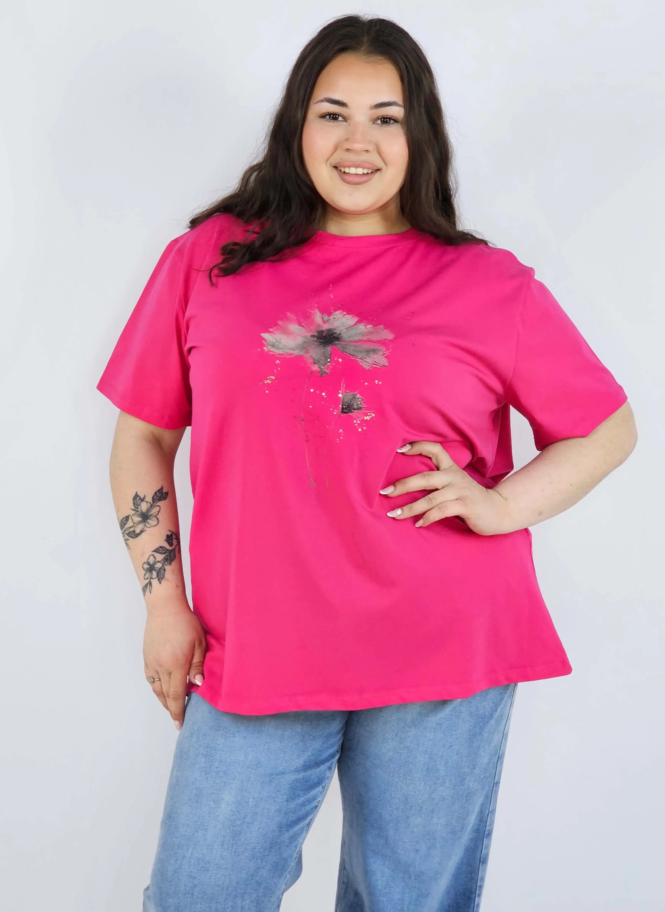 Bluzka plus size XXL z delikatnym kwiatem – stylowa i ponadczasowa Stylowa XL