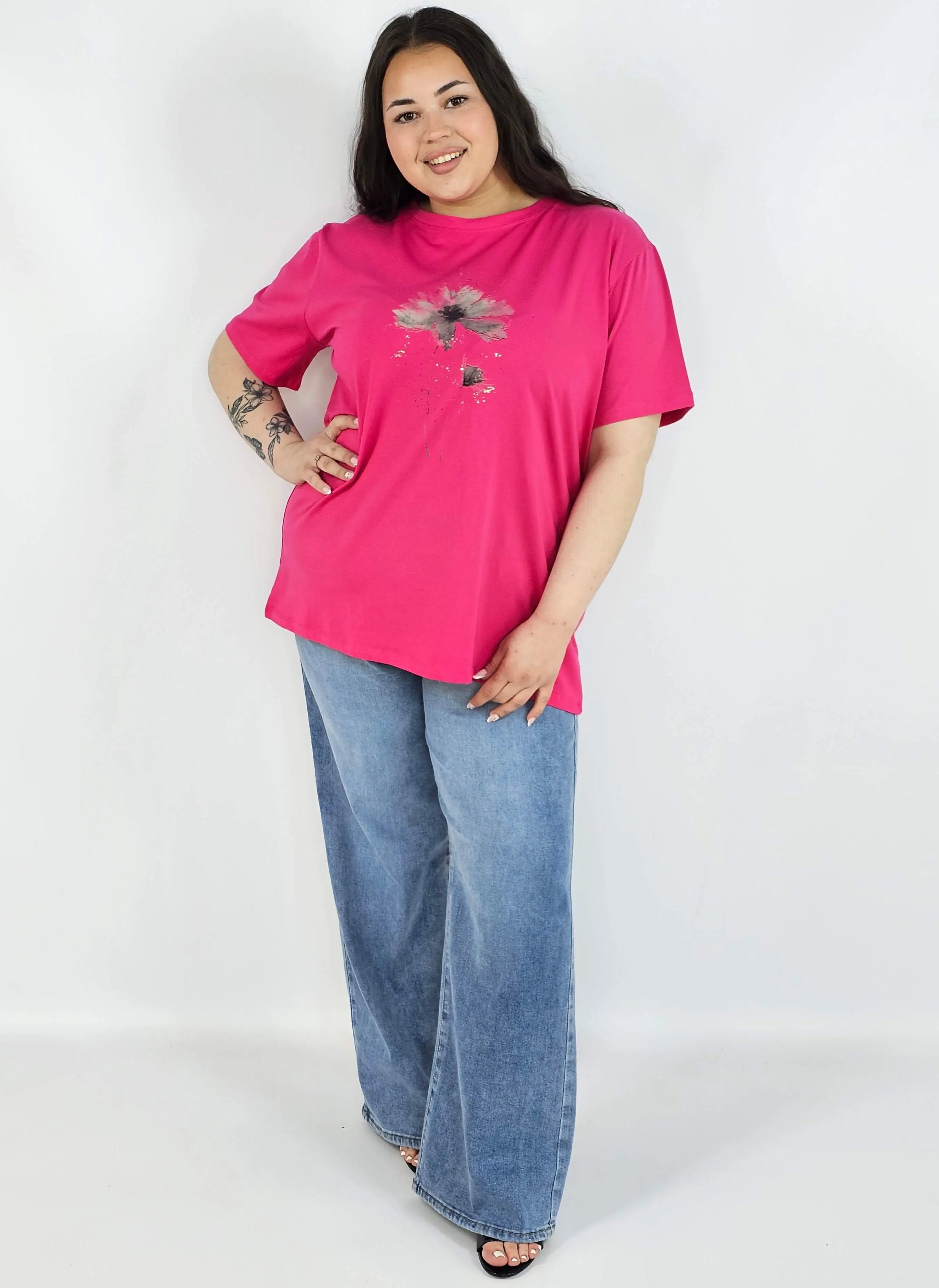 Bluzka plus size XXL z delikatnym kwiatem – stylowa i ponadczasowa Stylowa XL