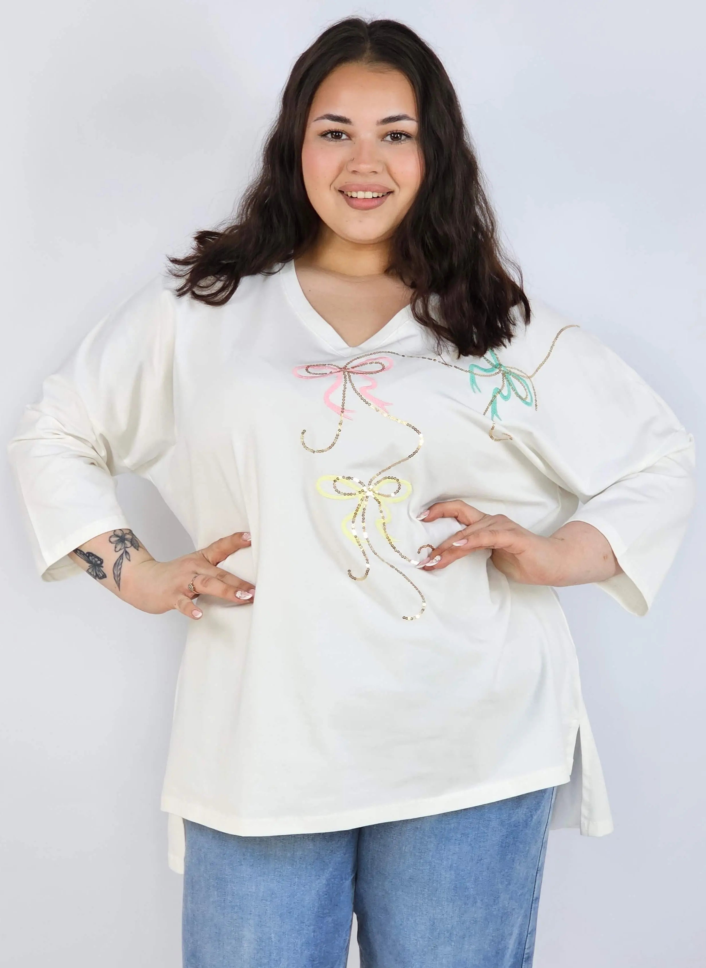 Bluzka plus size XXL z efektownym zdobieniem – lekkość i styl na każdą okazję Stylowa XL