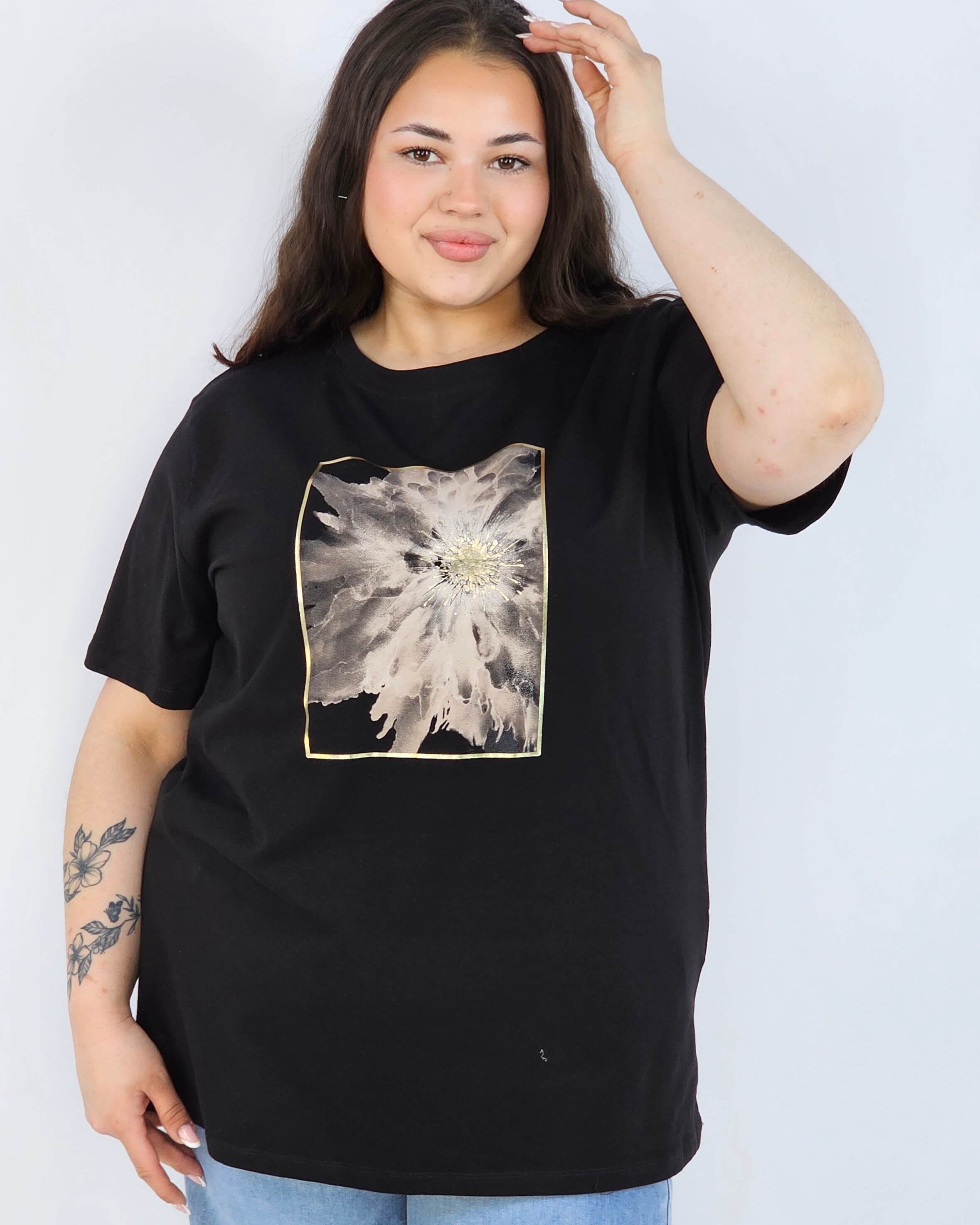 Bluzka plus size XXL z eleganckim nadrukiem – klasyka i styl Stylowa XL