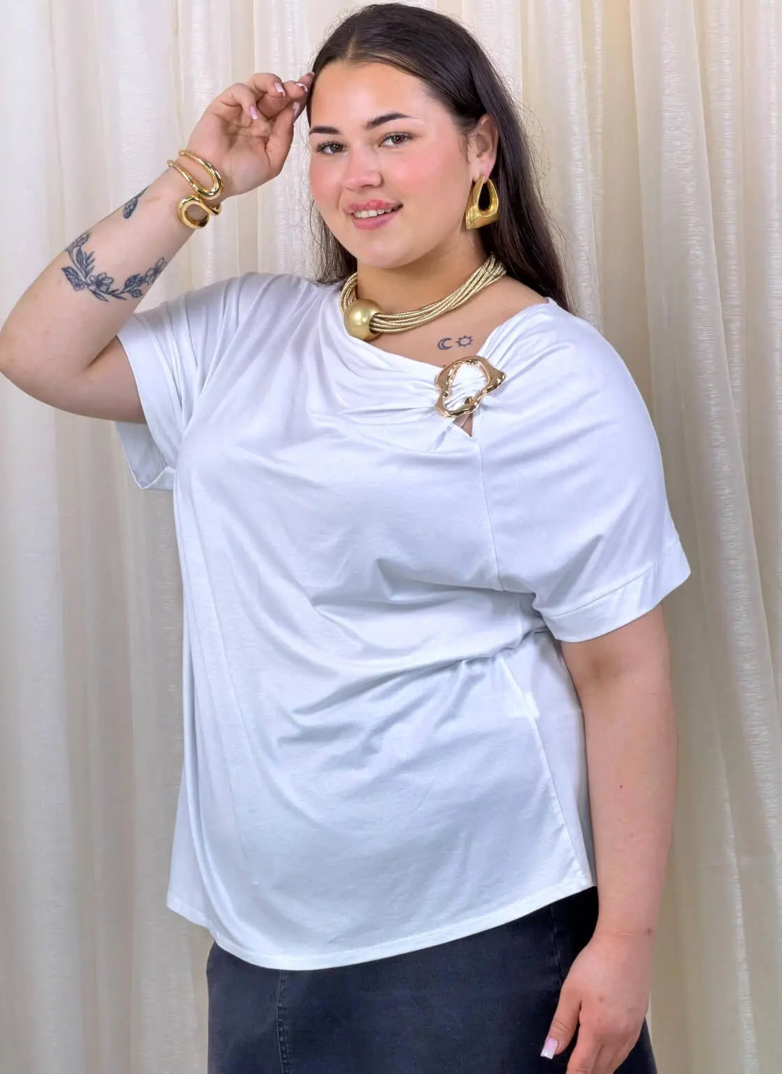 Bluzka plus size – bluzka z ozdobną złotą aplikacją Stylowa XL
