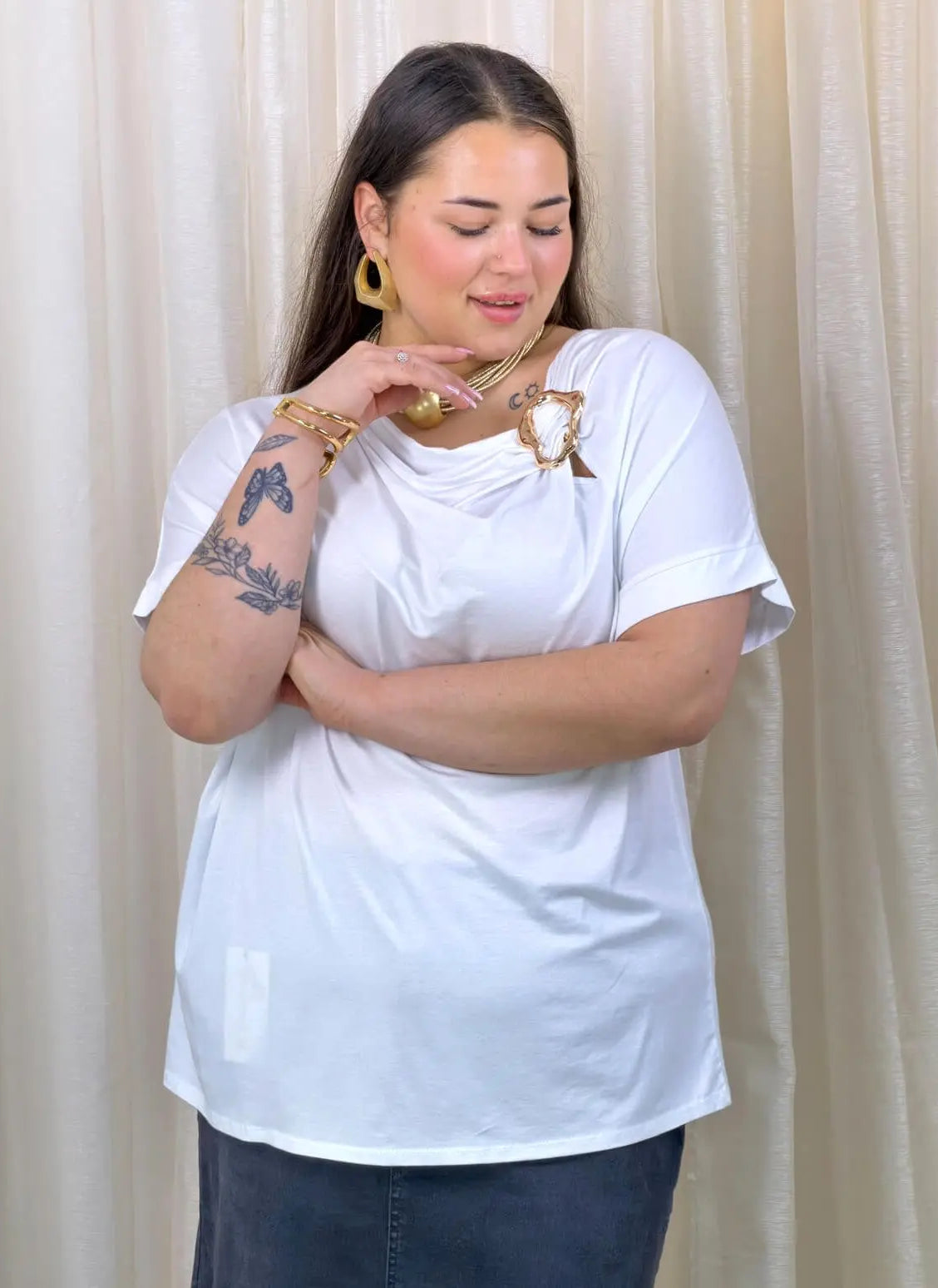 Bluzka plus size – bluzka z ozdobną złotą aplikacją Stylowa XL
