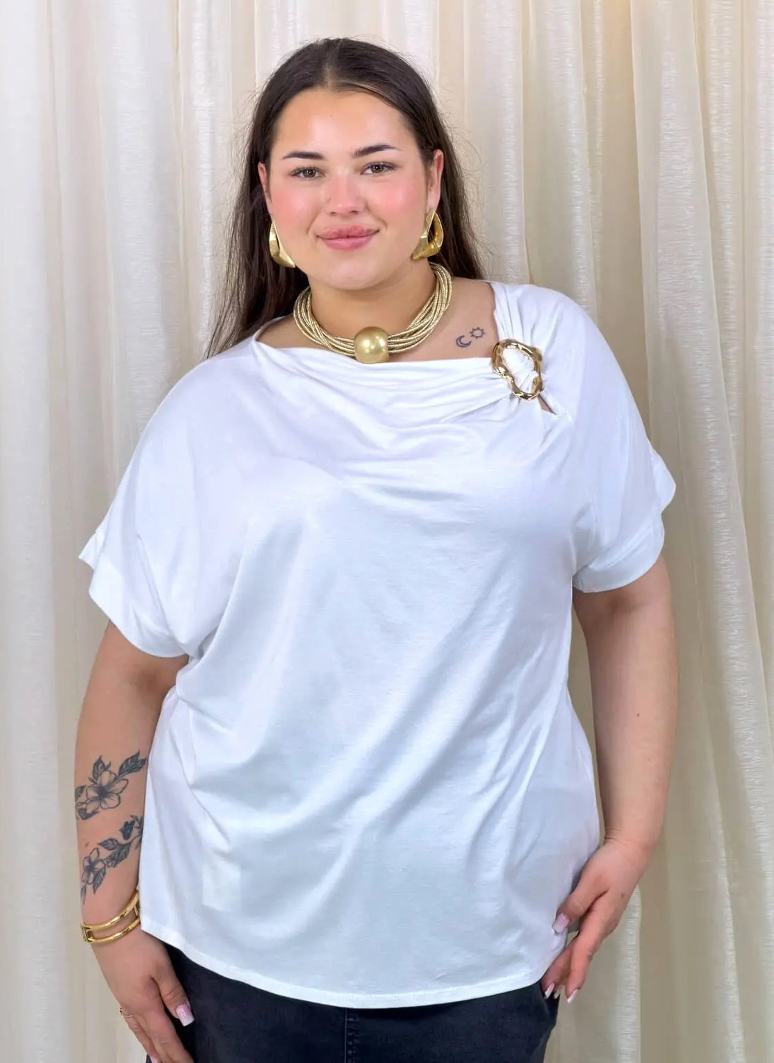 Bluzka plus size – bluzka z ozdobną złotą aplikacją Stylowa XL