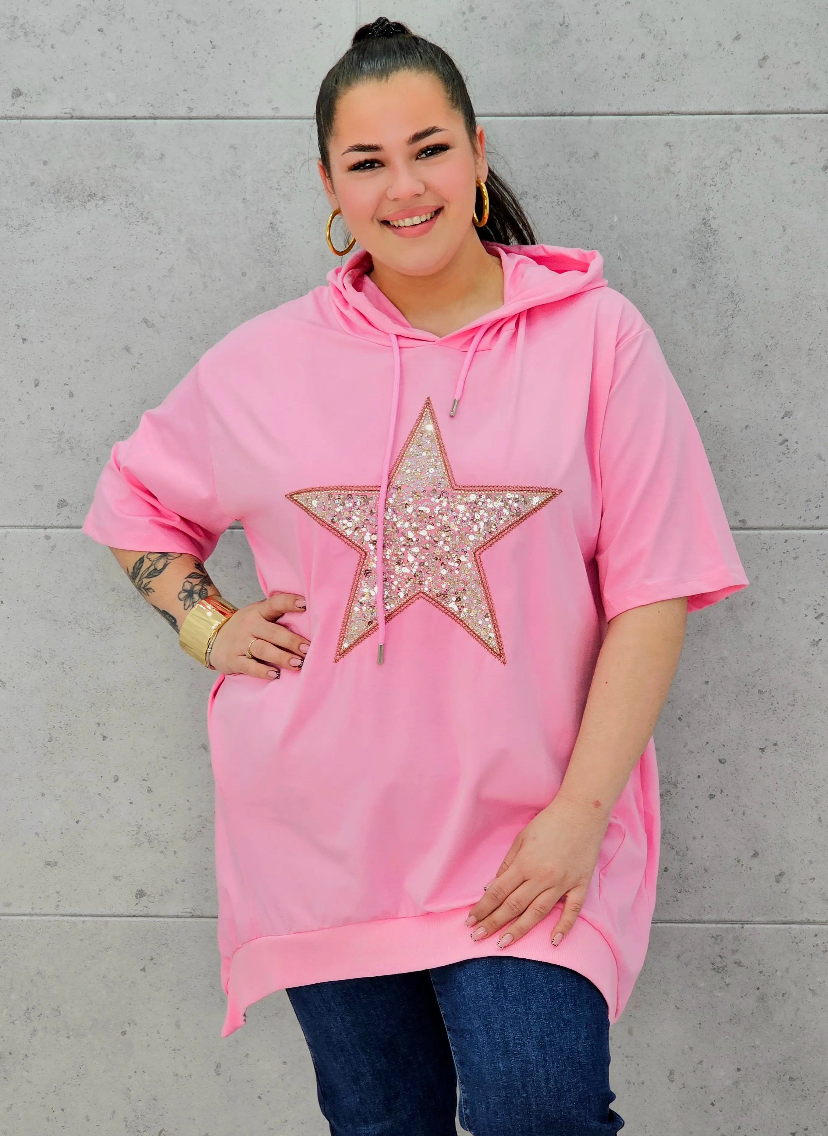 Bluzka plus size – efektowny oversize z błyszczącą aplikacją Stylowa XL