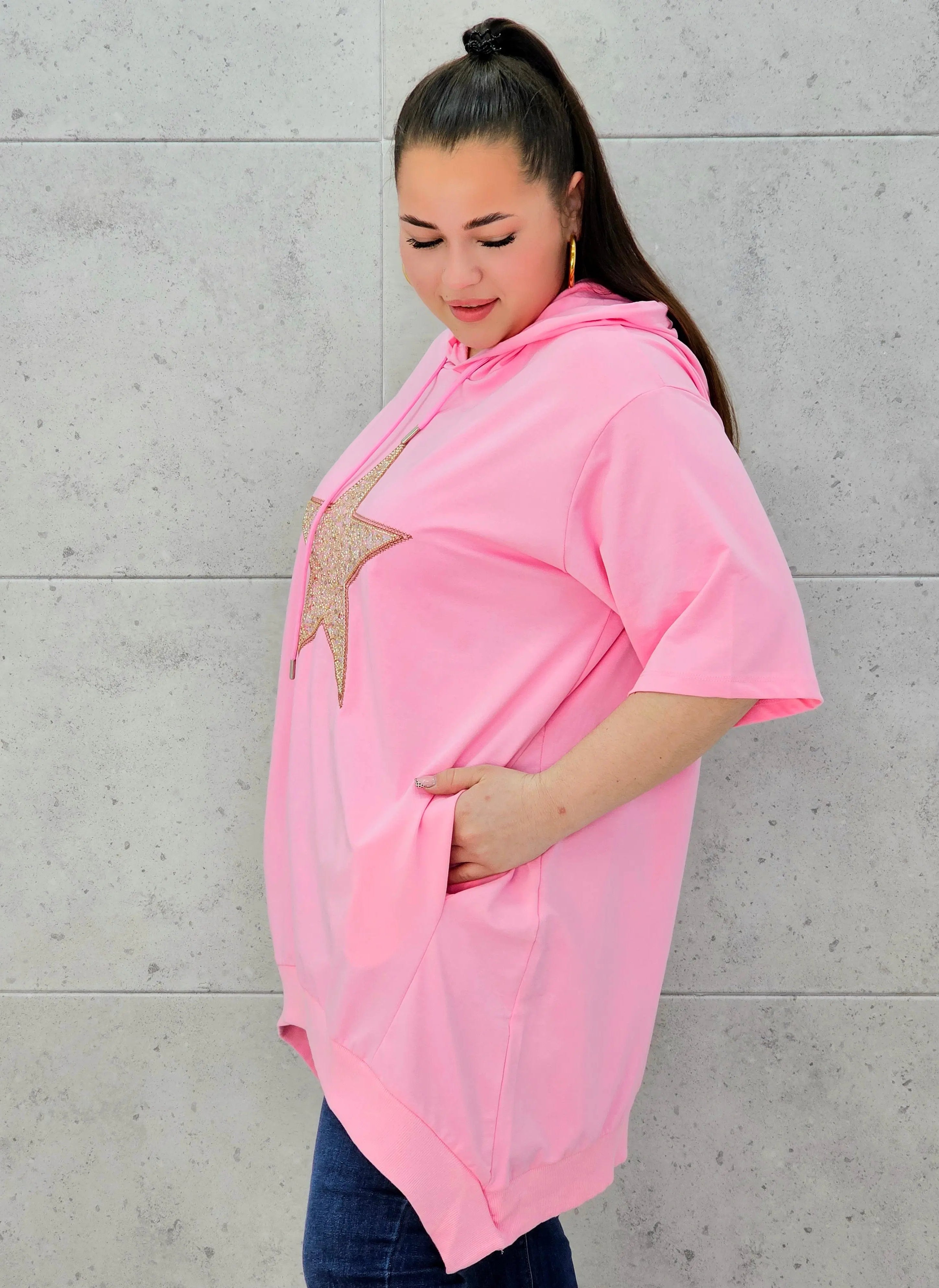 Bluzka plus size – efektowny oversize z błyszczącą aplikacją Stylowa XL