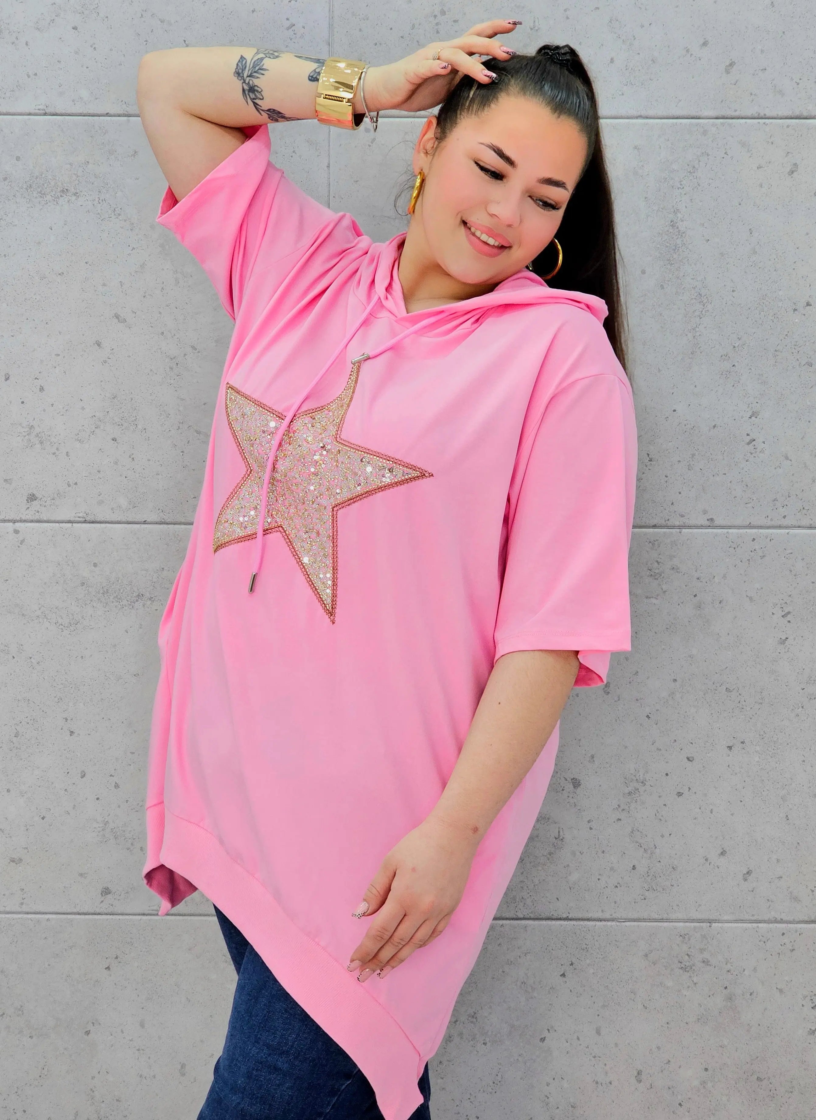 Bluzka plus size – efektowny oversize z błyszczącą aplikacją Stylowa XL