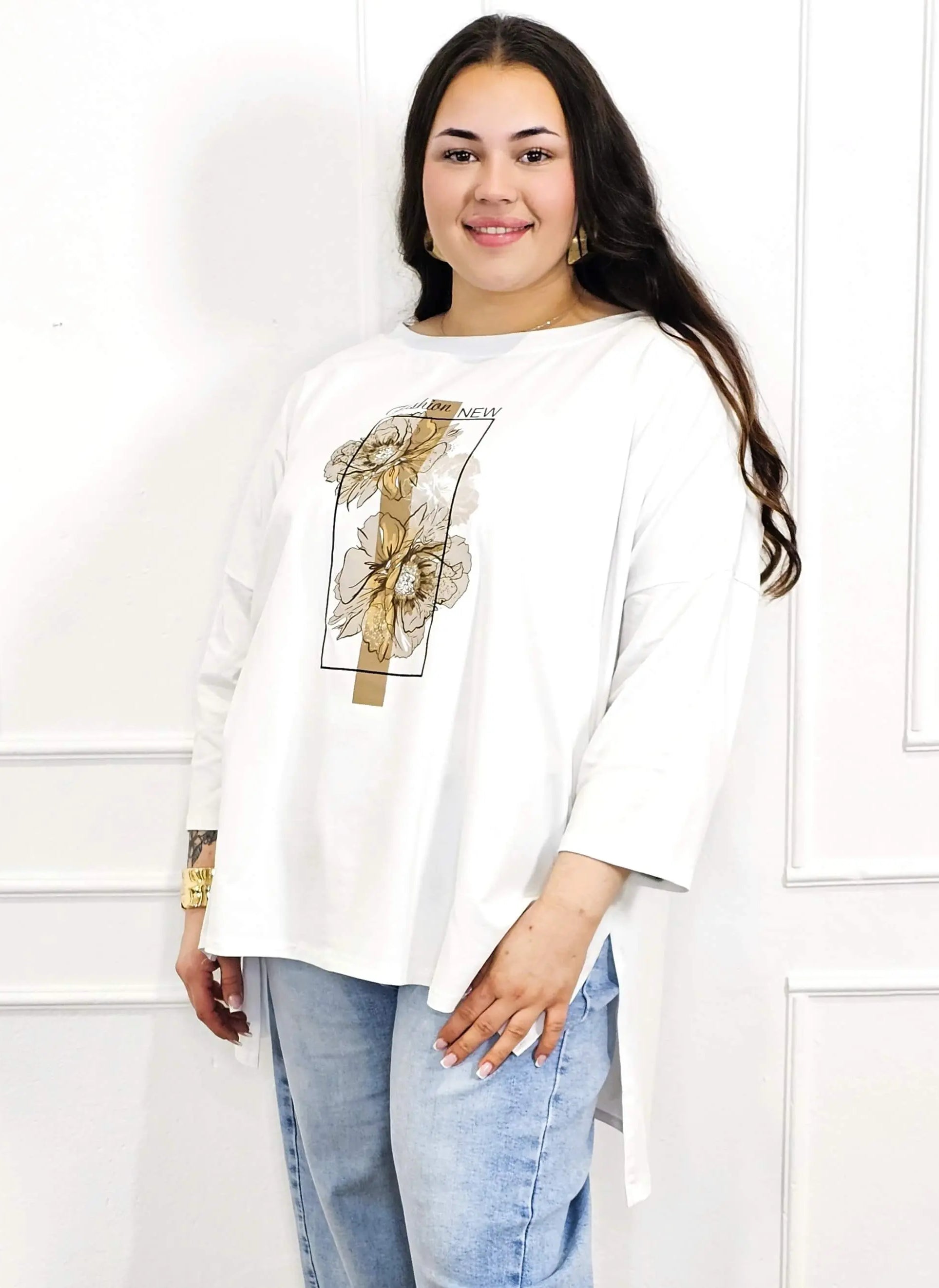 Bluzka plus size biała z kwiatowym nadrukiem i rękawem 3/4 – modny oversize Stylowa XL