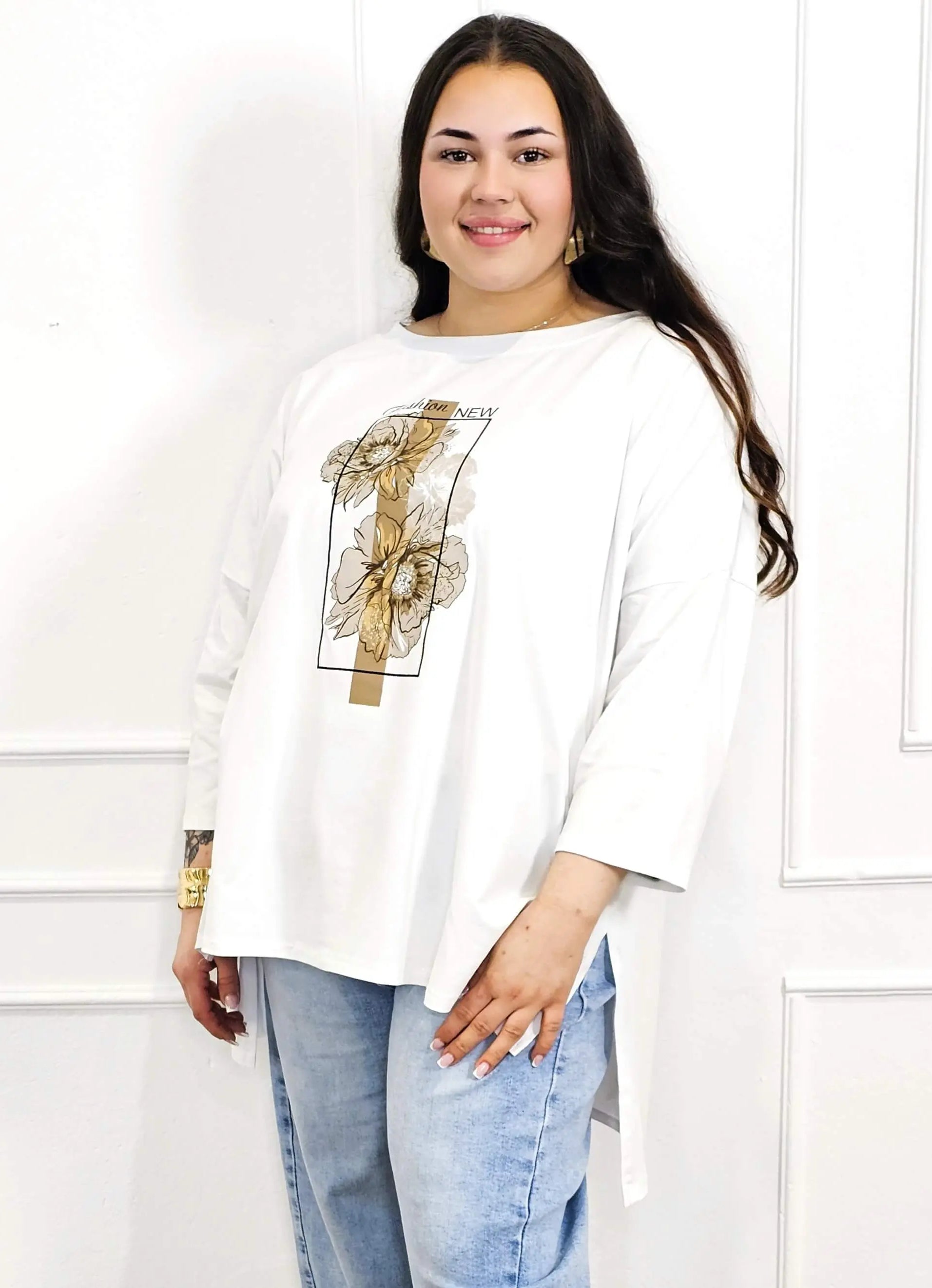 Bluzka plus size biała z kwiatowym nadrukiem i rękawem 3/4 – modny oversize Stylowa XL