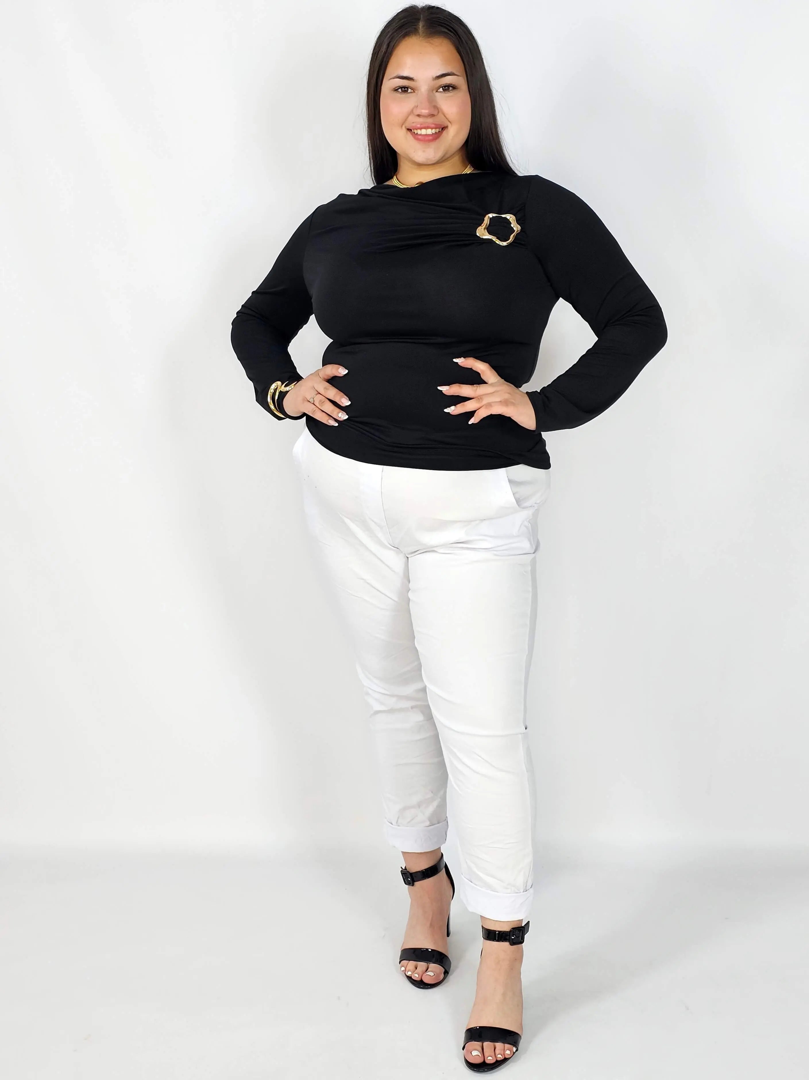 Bluzka plus size elegancka z ozdobną klamrą – dopasowana i stylowa Stylowa XL