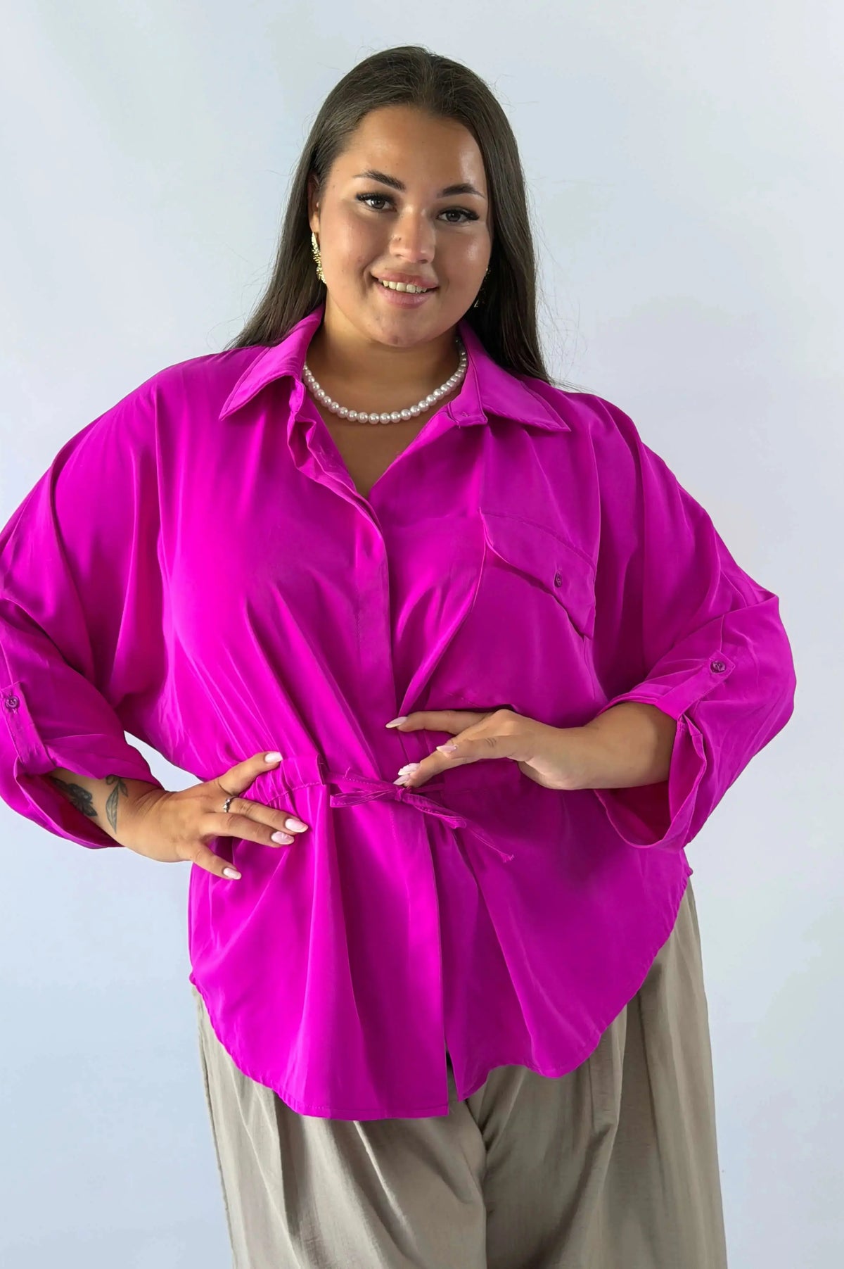 Bluzka plus size koszulowa z kołnierzykiem – elegancka bluzka damska XXL z wiązaniem Stylowa XL