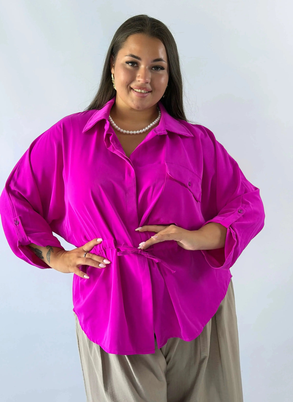 Bluzka plus size koszulowa z kołnierzykiem – elegancka bluzka damska XXL z wiązaniem Stylowa XL