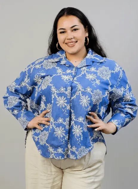 Bluzka plus size niebieska w kwiatowy haft – elegancka koszula XXL Stylowa XL