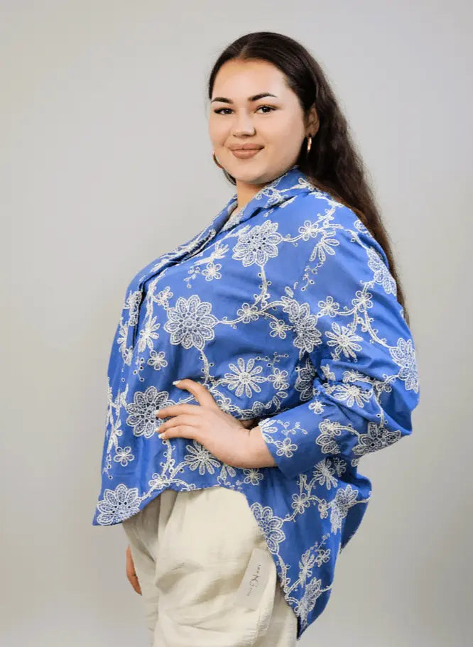 Bluzka plus size niebieska w kwiatowy haft – elegancka koszula XXL Stylowa XL