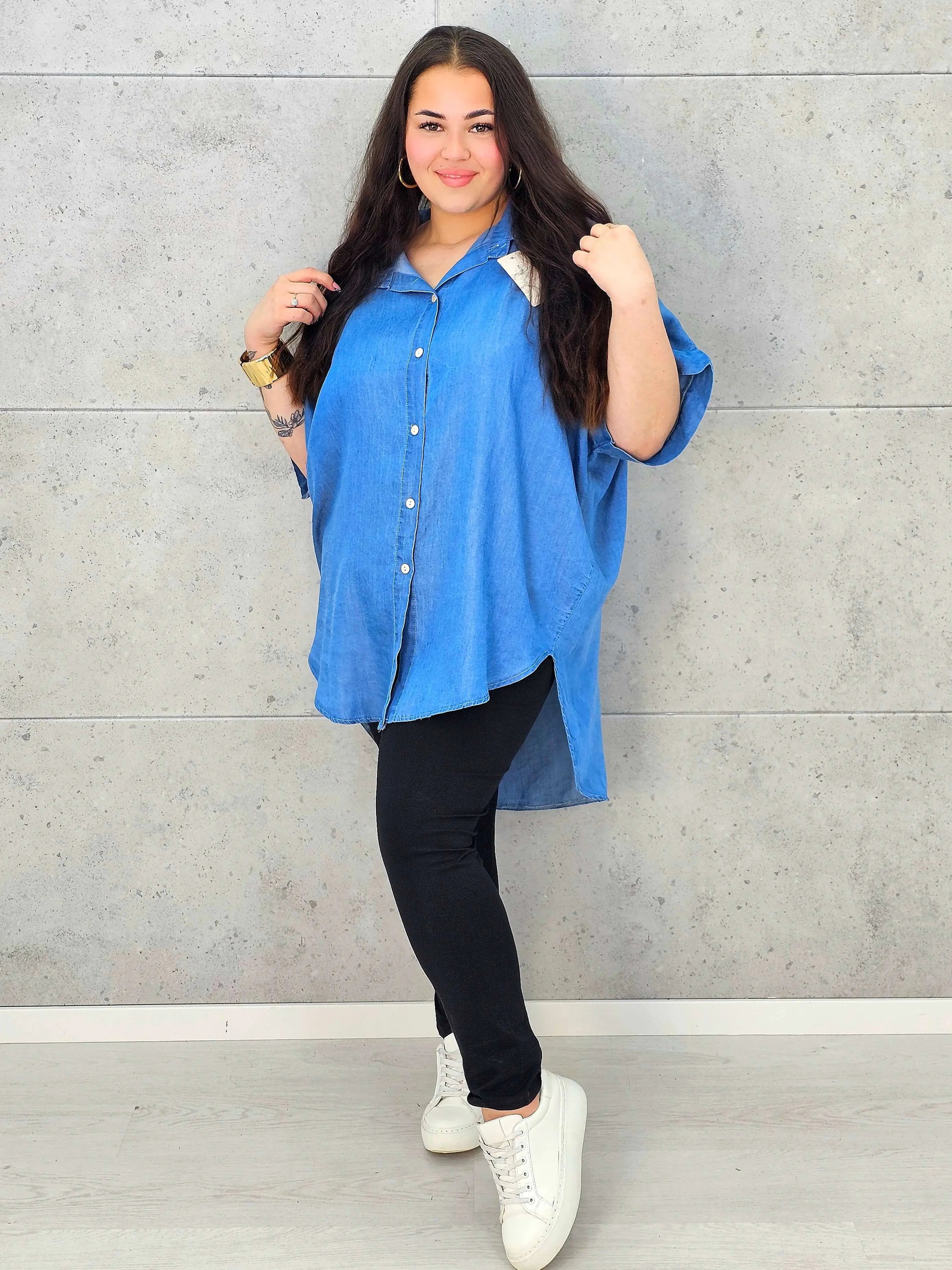 Bluzka plus size oversize zapinana na guziki – wygodny model XXL dla kobiet Stylowa XL