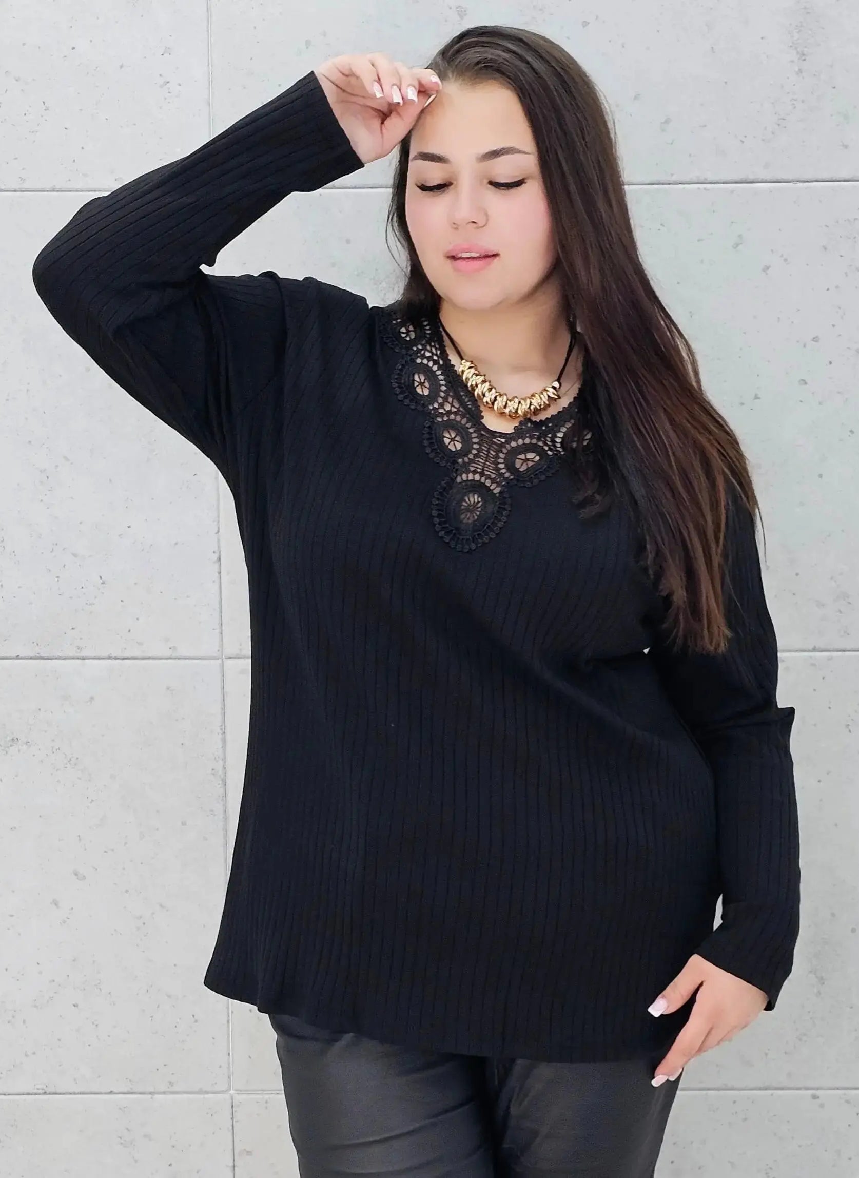 Bluzka prążkowana plus size z koronką - elegancja i wygoda Stylowa XL