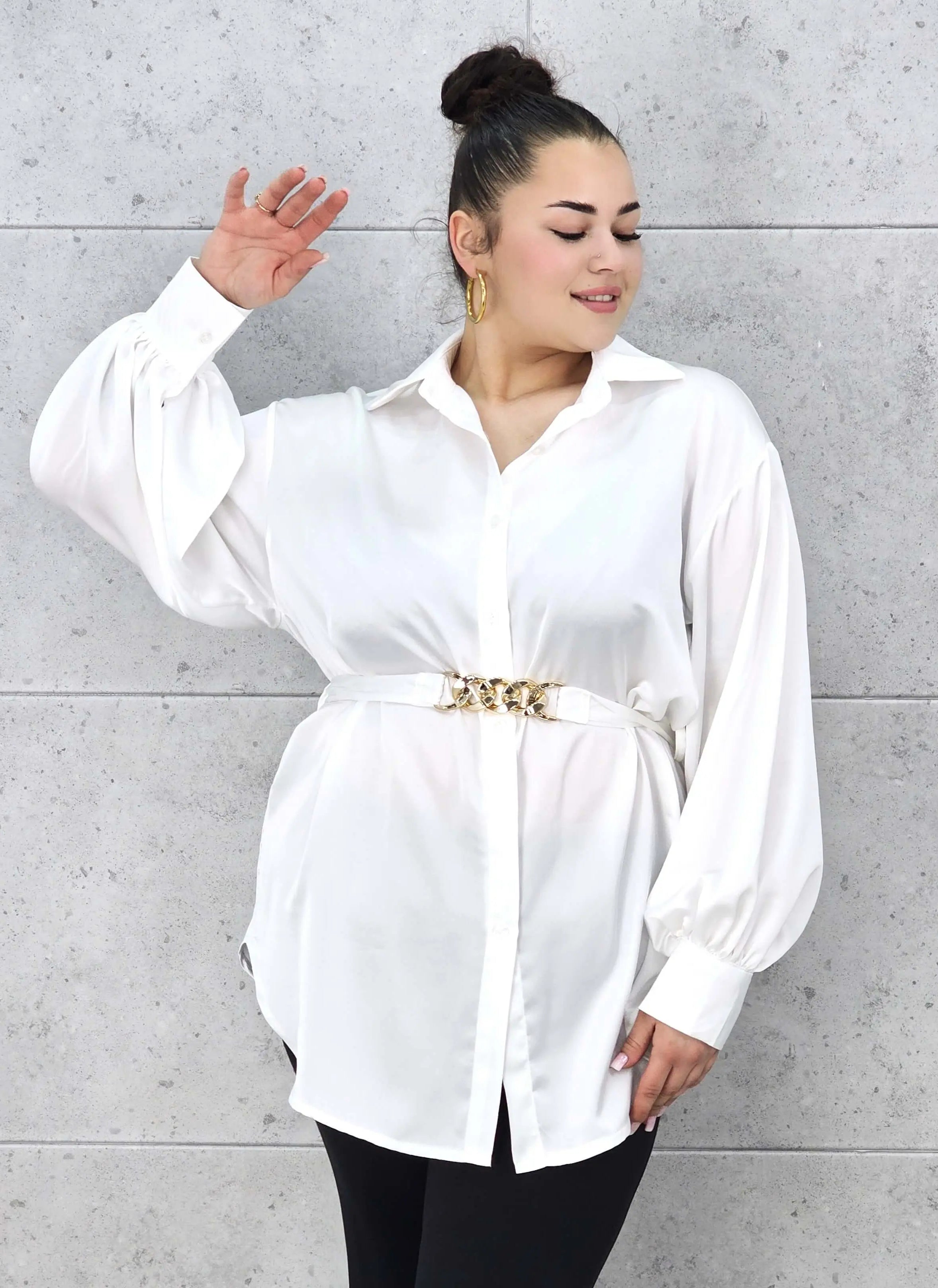 Bluzka plus size satynowa koszula z paskiem i eleganckim połyskiem – Stylowa XL Stylowa XL