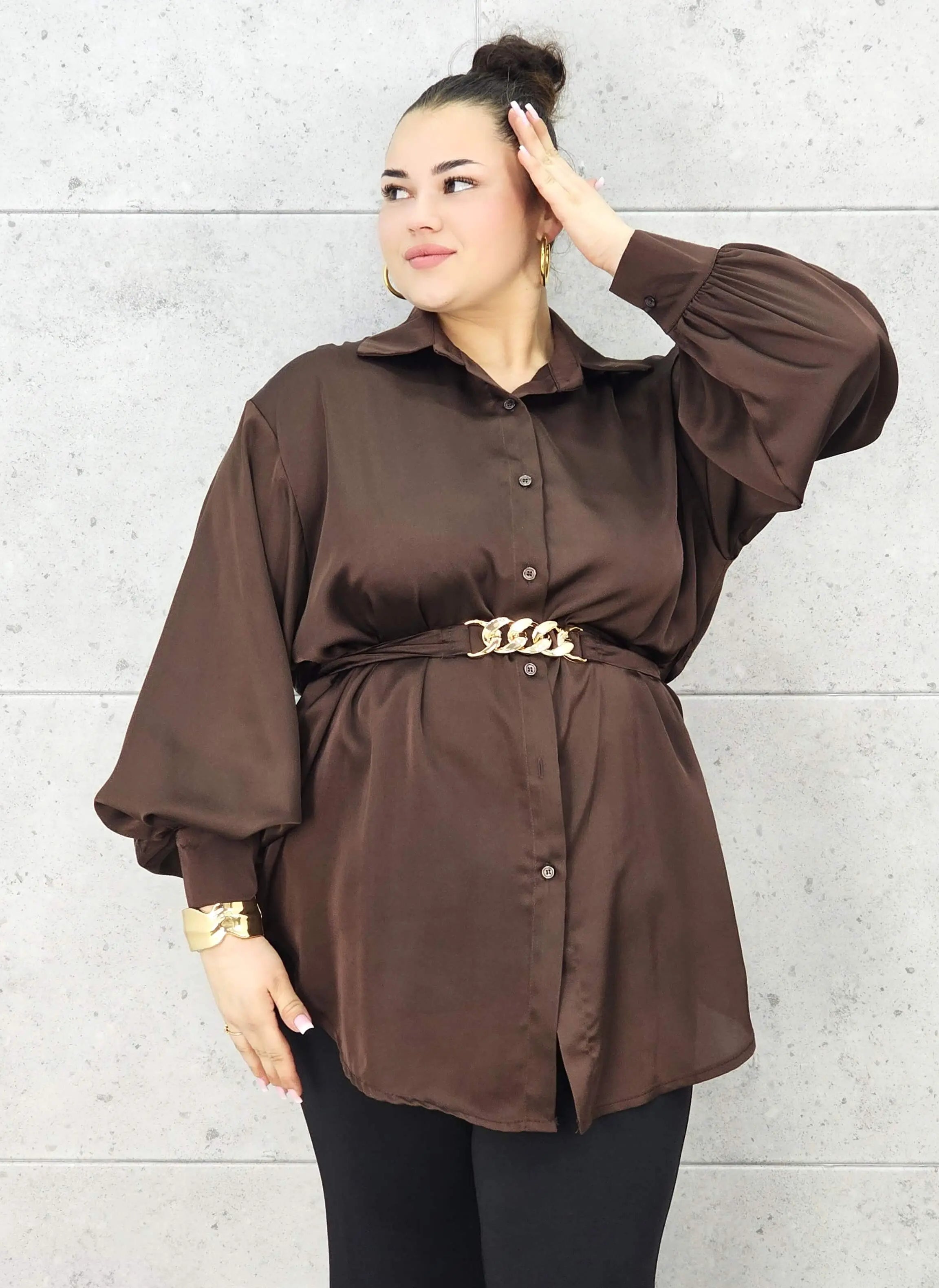 Bluzka plus size satynowa koszula z paskiem i eleganckim połyskiem – Stylowa XL Stylowa XL