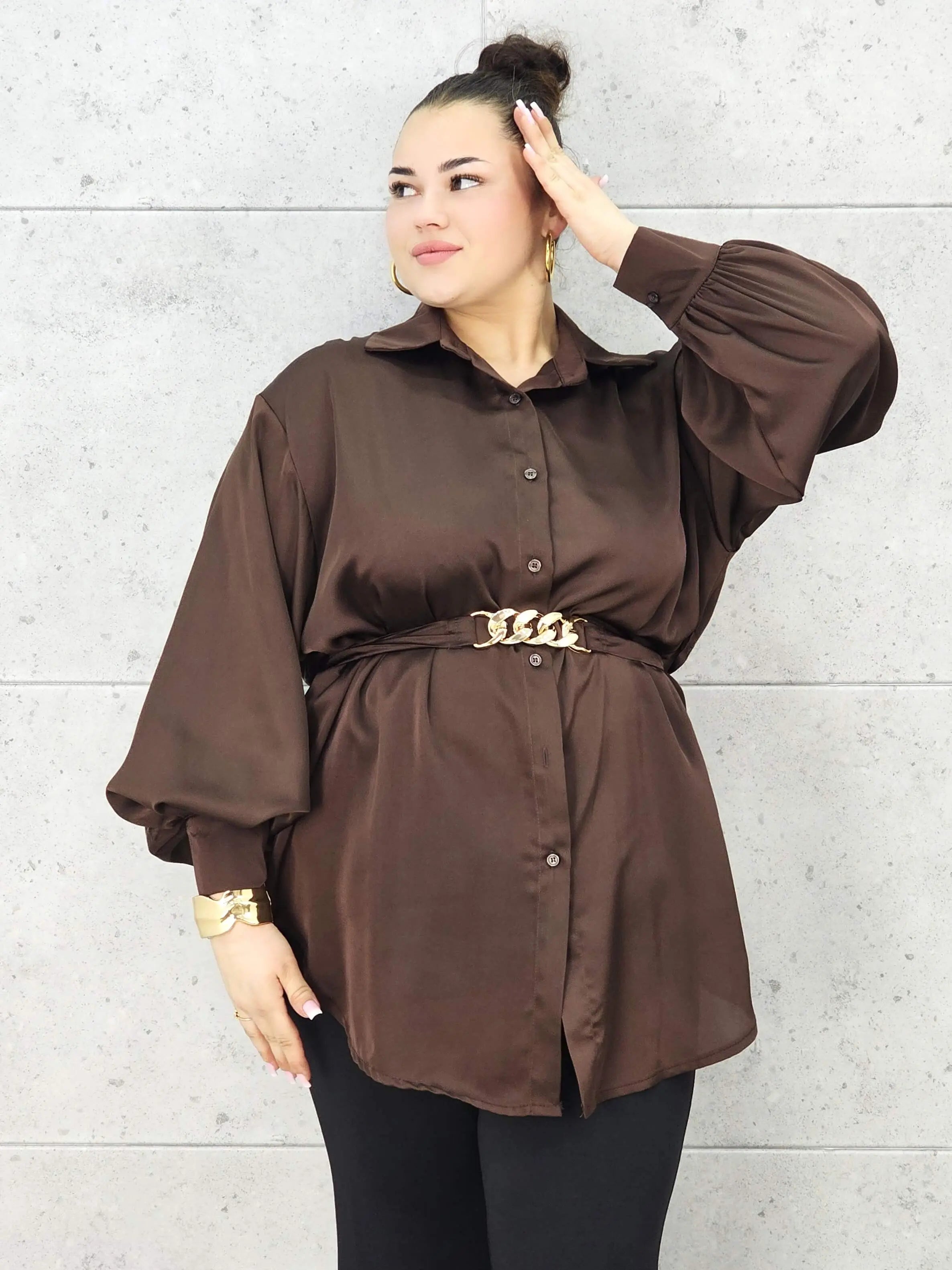 Bluzka plus size satynowa koszula z paskiem i eleganckim połyskiem – Stylowa XL Stylowa XL