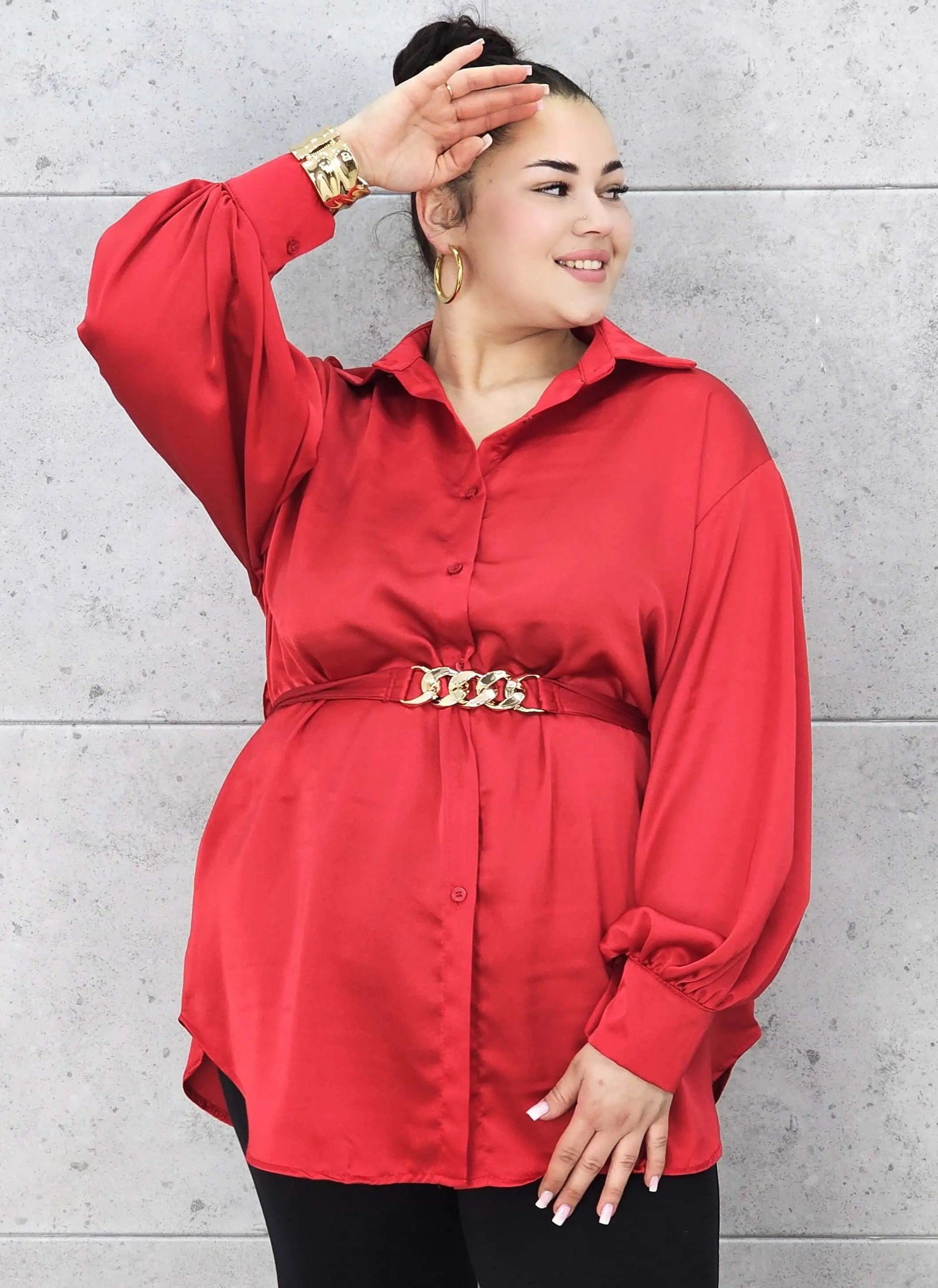 Bluzka plus size satynowa koszula z paskiem i eleganckim połyskiem – Stylowa XL Stylowa XL