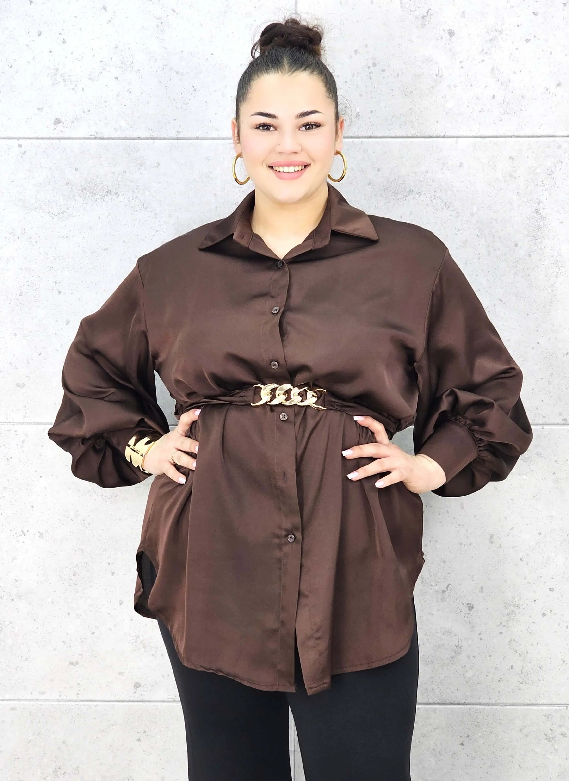 Bluzka plus size satynowa koszula z paskiem i eleganckim połyskiem – Stylowa XL Stylowa XL