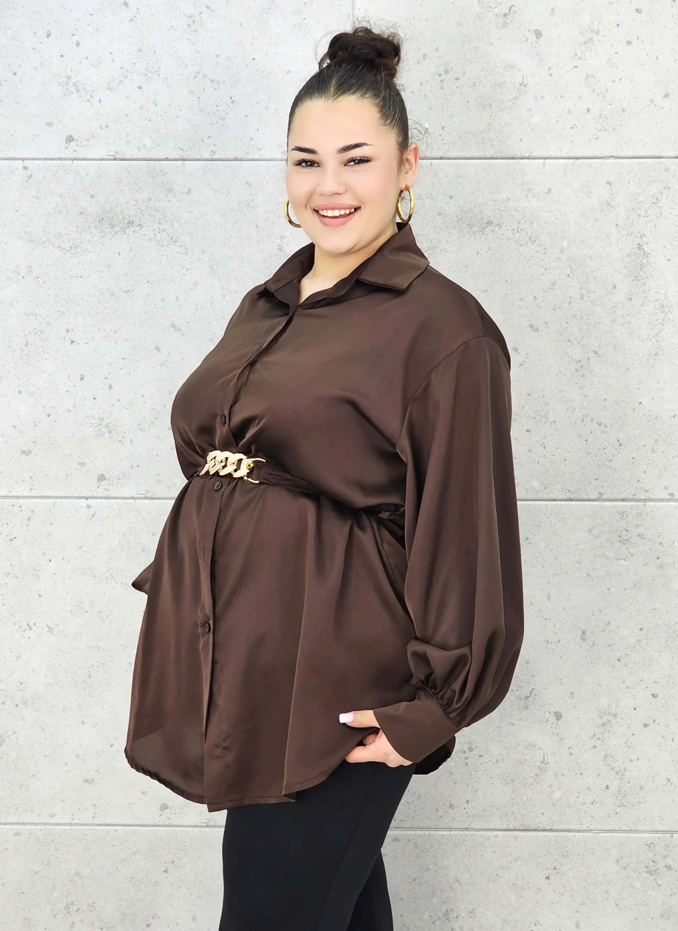 Bluzka plus size satynowa koszula z paskiem i eleganckim połyskiem – Stylowa XL Stylowa XL