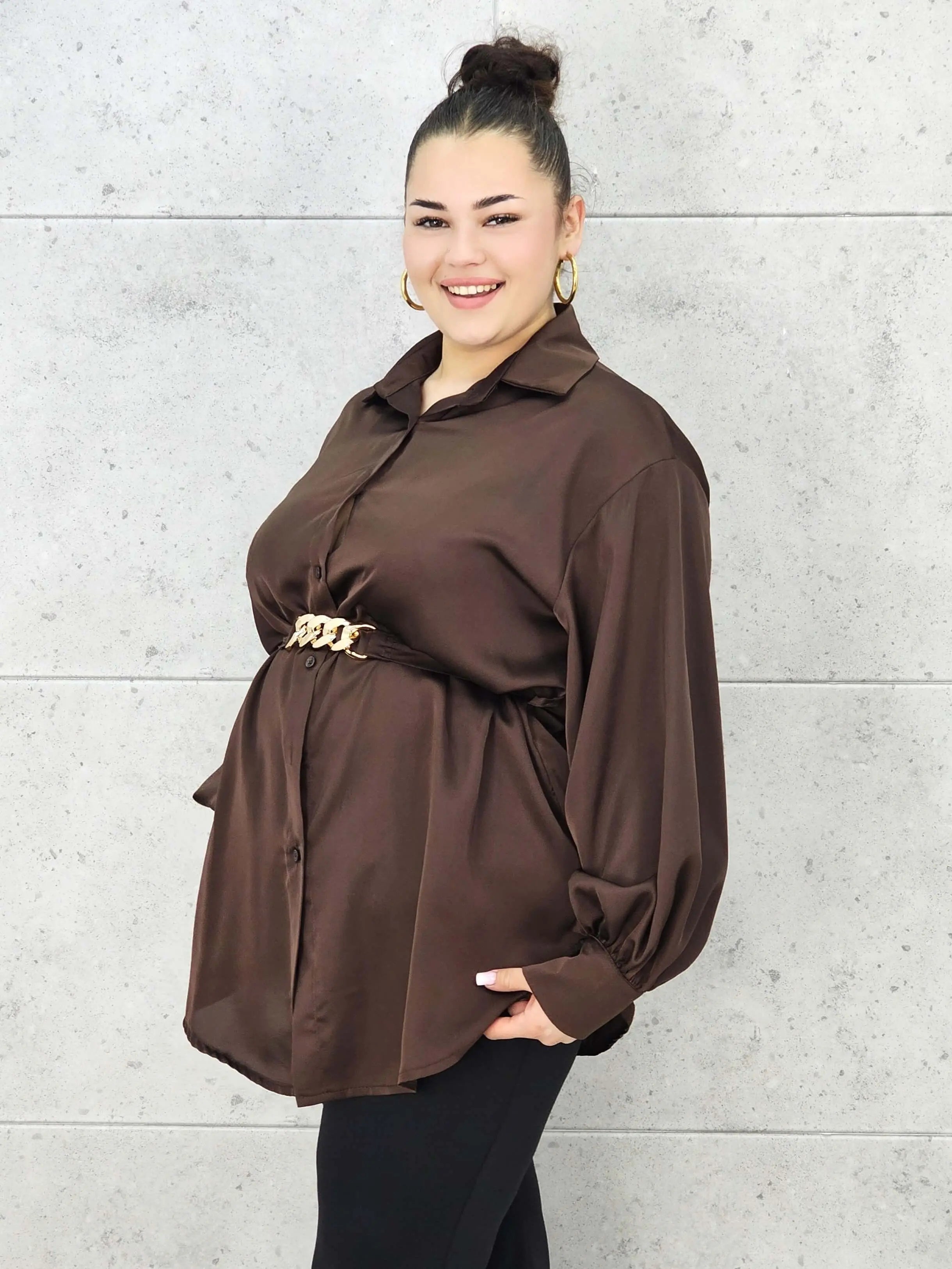 Bluzka plus size satynowa koszula z paskiem i eleganckim połyskiem – Stylowa XL Stylowa XL