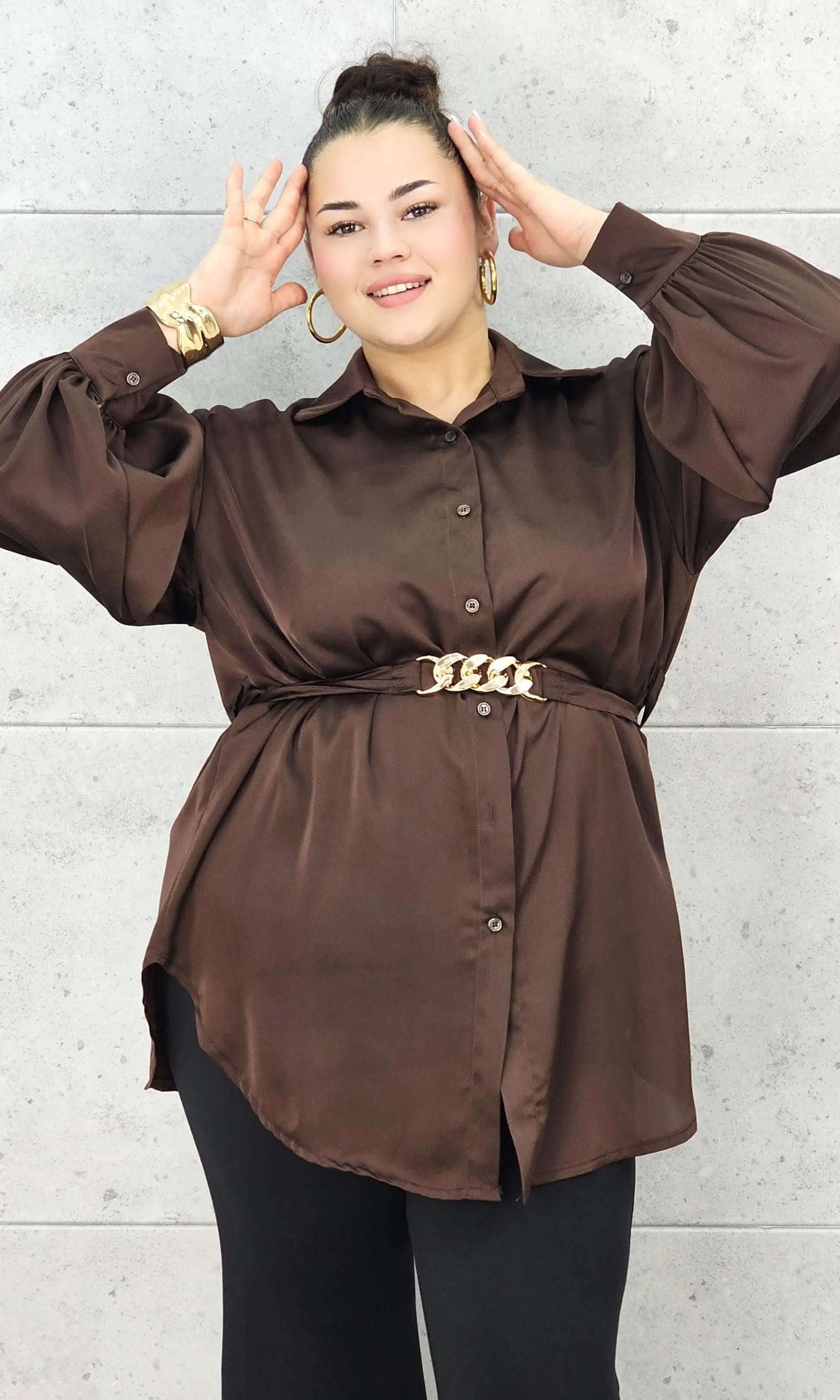 Bluzka plus size satynowa koszula z paskiem i eleganckim połyskiem – Stylowa XL Stylowa XL