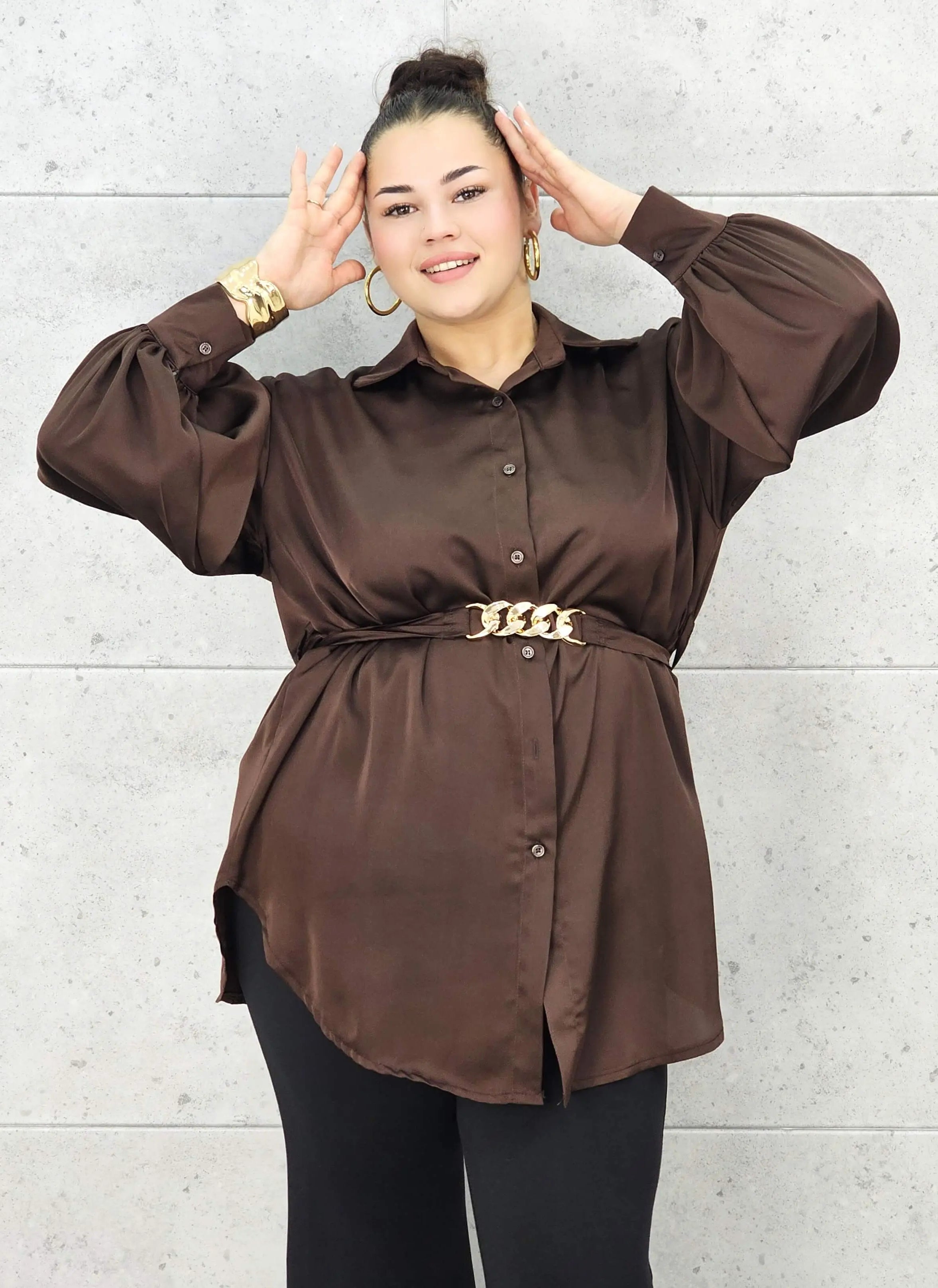 Bluzka plus size satynowa koszula z paskiem i eleganckim połyskiem – Stylowa XL Stylowa XL