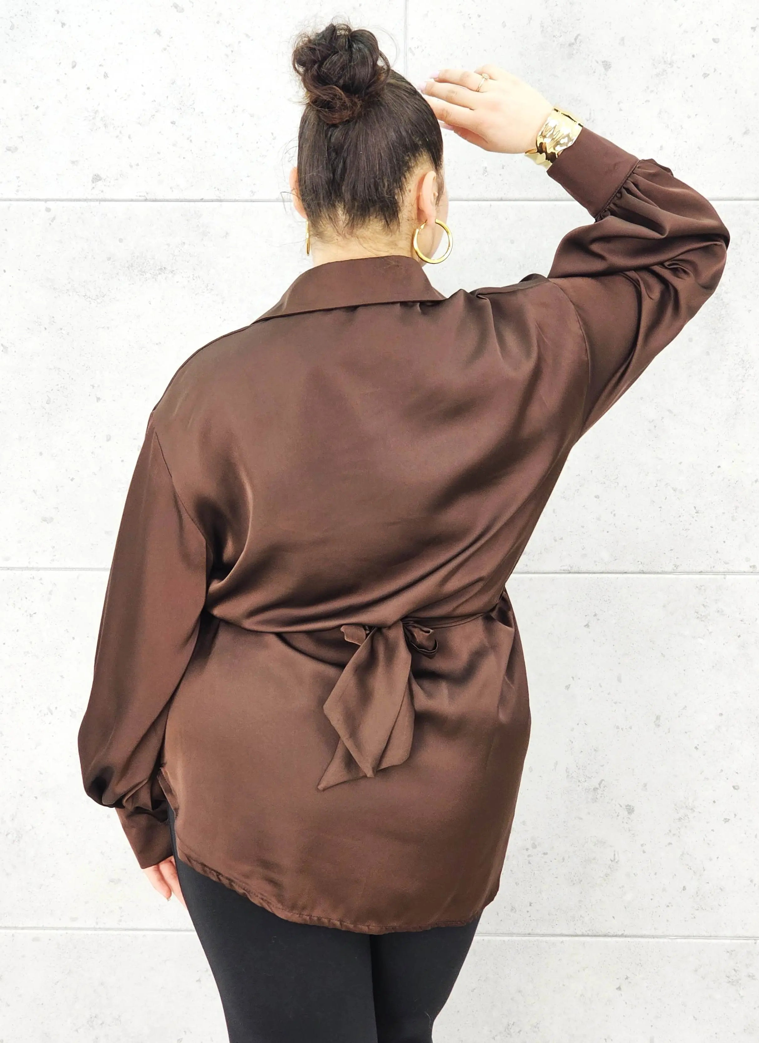 Bluzka plus size satynowa koszula z paskiem i eleganckim połyskiem – Stylowa XL Stylowa XL