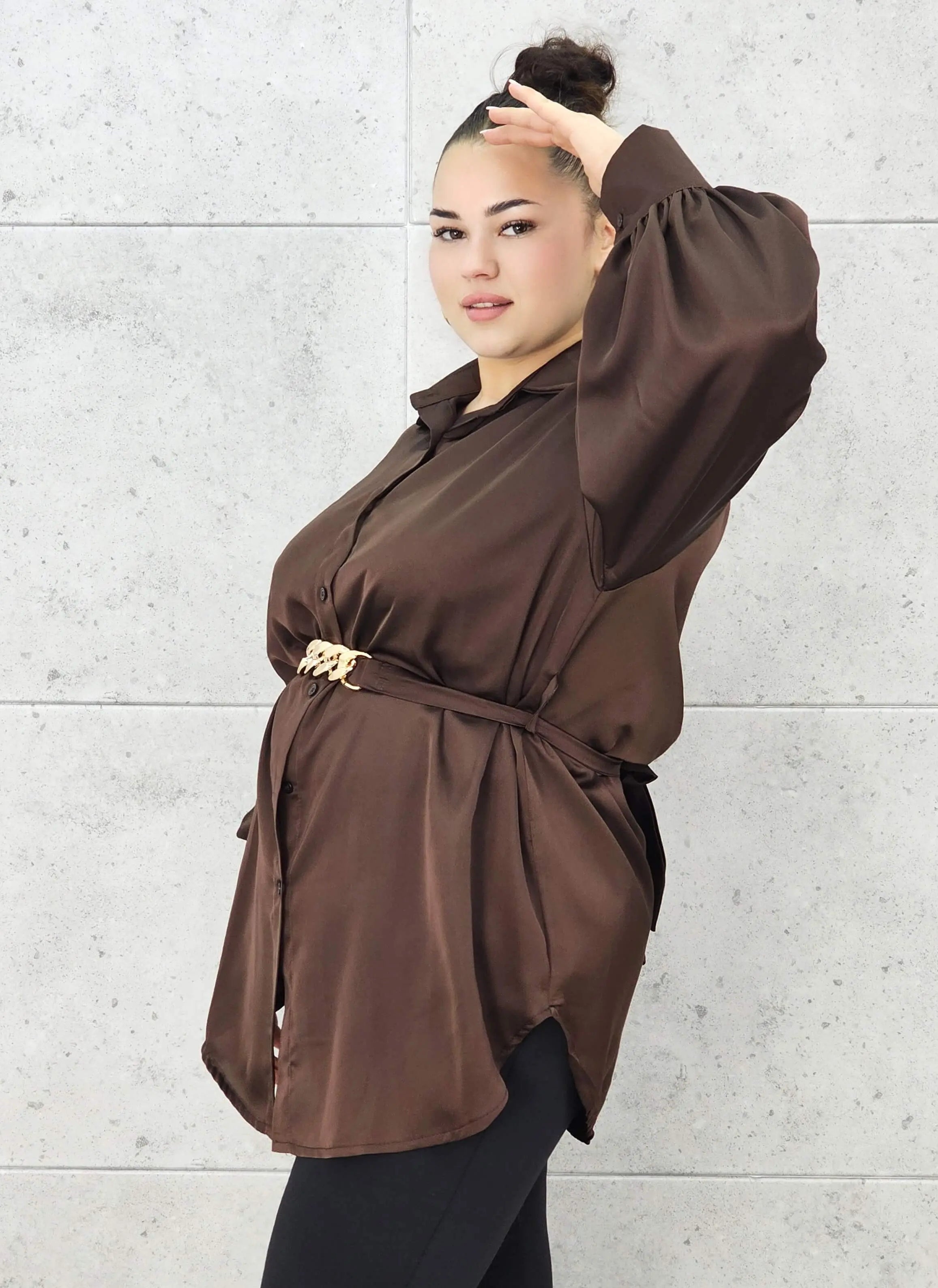 Bluzka plus size satynowa koszula z paskiem i eleganckim połyskiem – Stylowa XL Stylowa XL