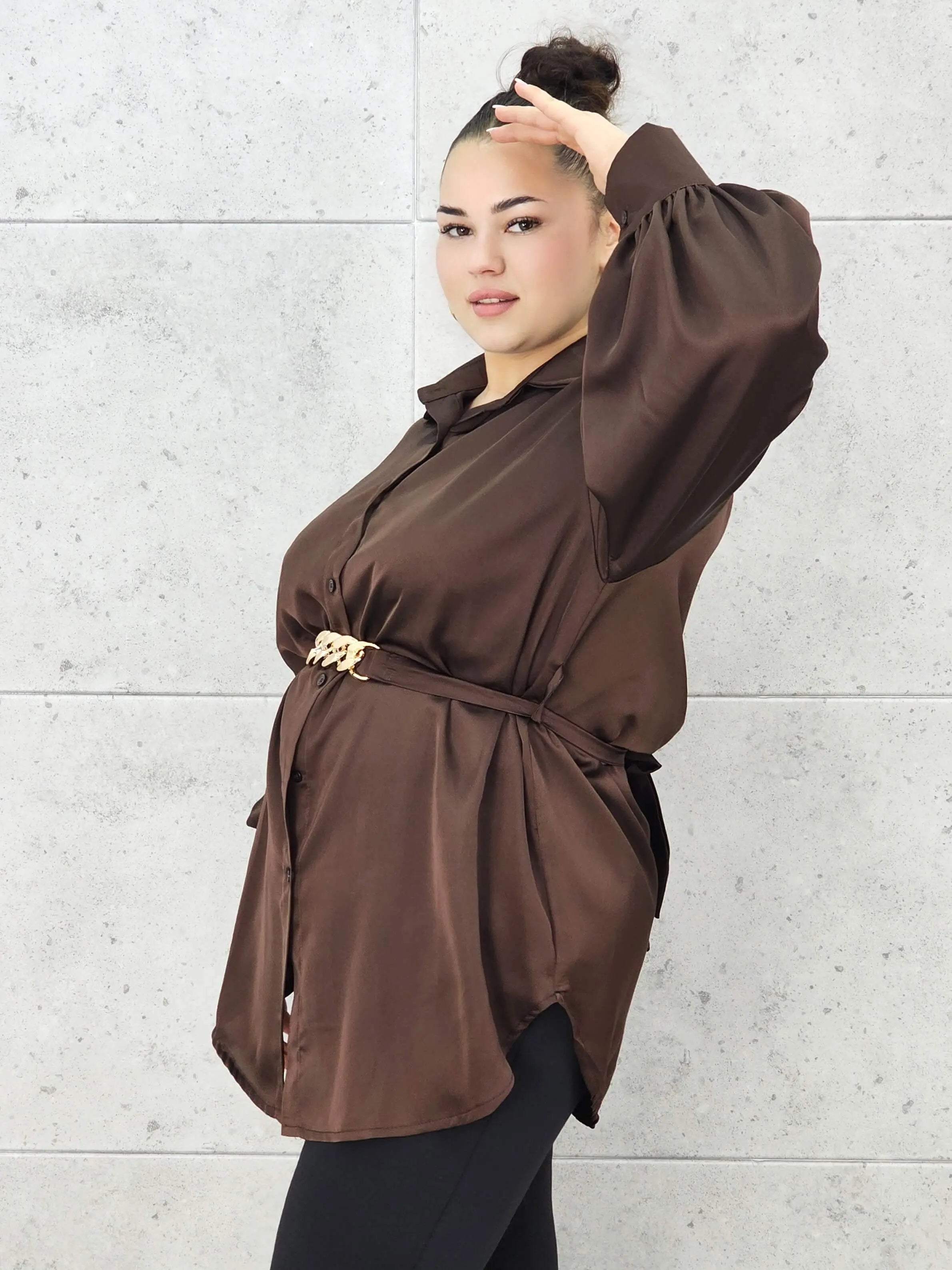 Bluzka plus size satynowa koszula z paskiem i eleganckim połyskiem – Stylowa XL Stylowa XL