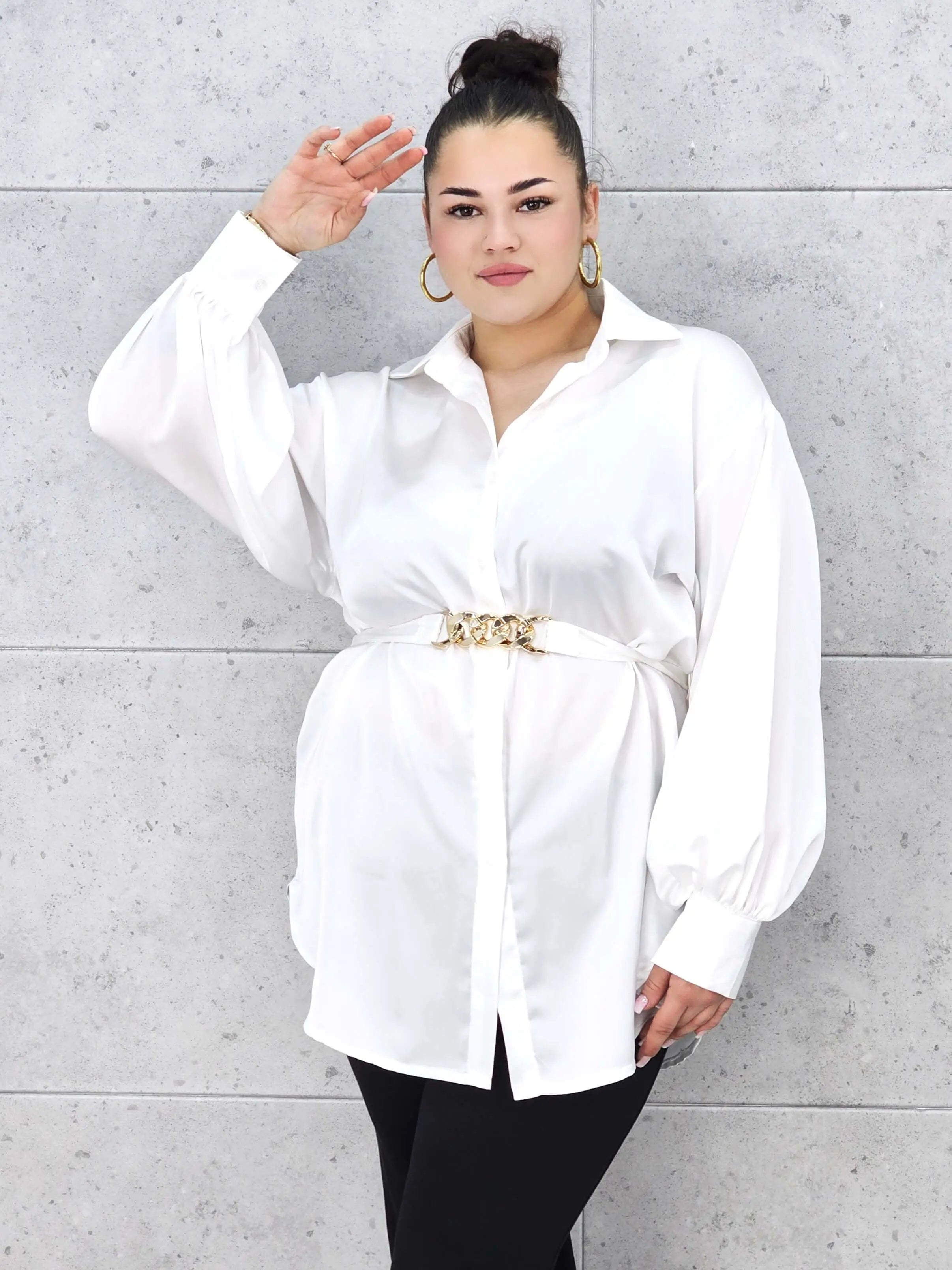 Bluzka plus size satynowa koszula z paskiem i eleganckim połyskiem – Stylowa XL Stylowa XL
