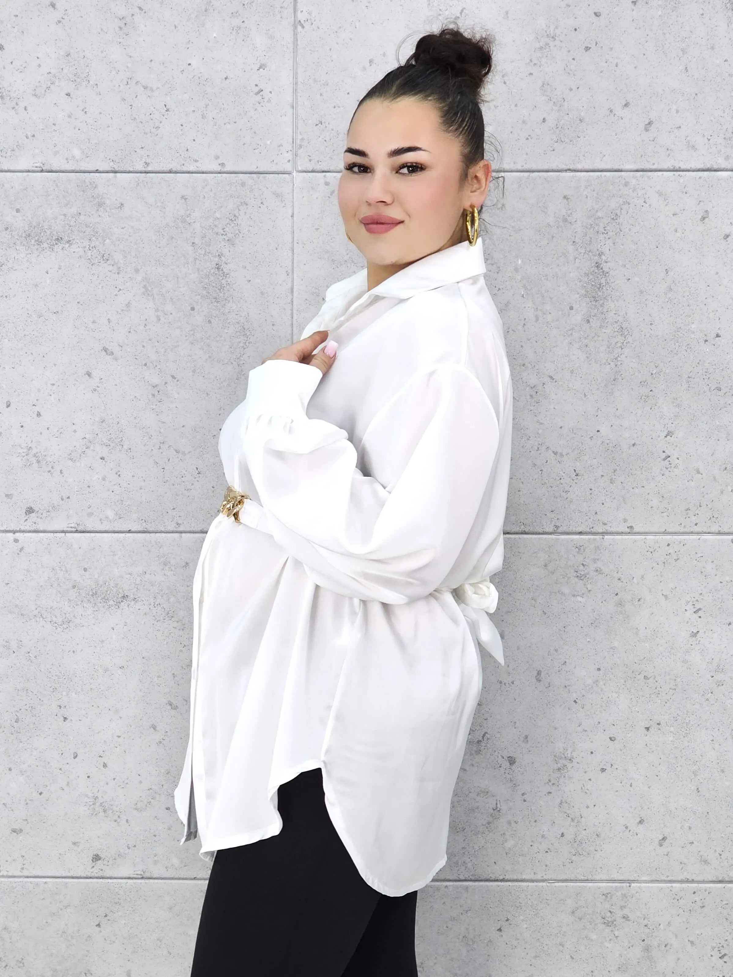 Bluzka plus size satynowa koszula z paskiem i eleganckim połyskiem – Stylowa XL Stylowa XL