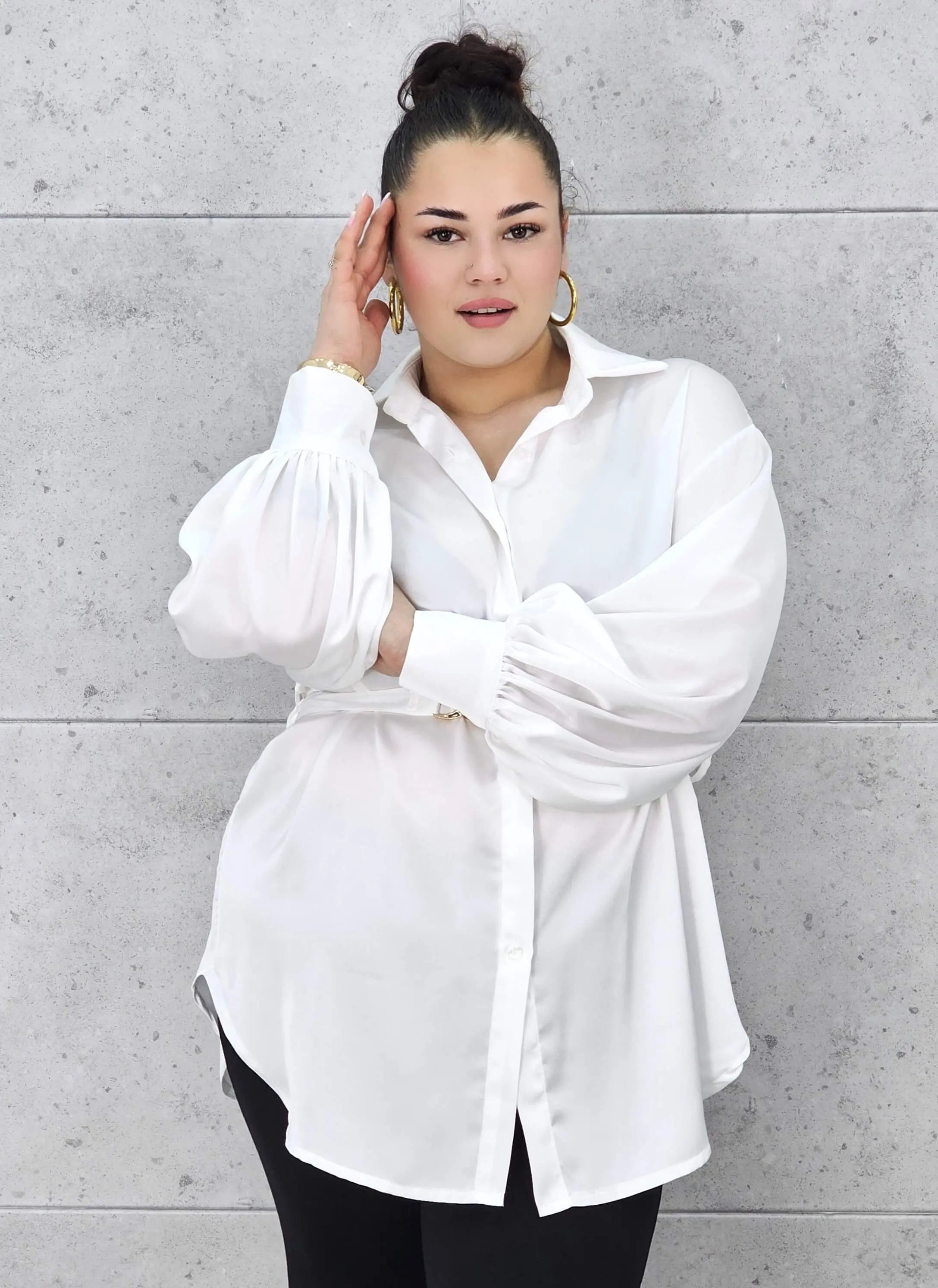 Bluzka plus size satynowa koszula z paskiem i eleganckim połyskiem – Stylowa XL Stylowa XL