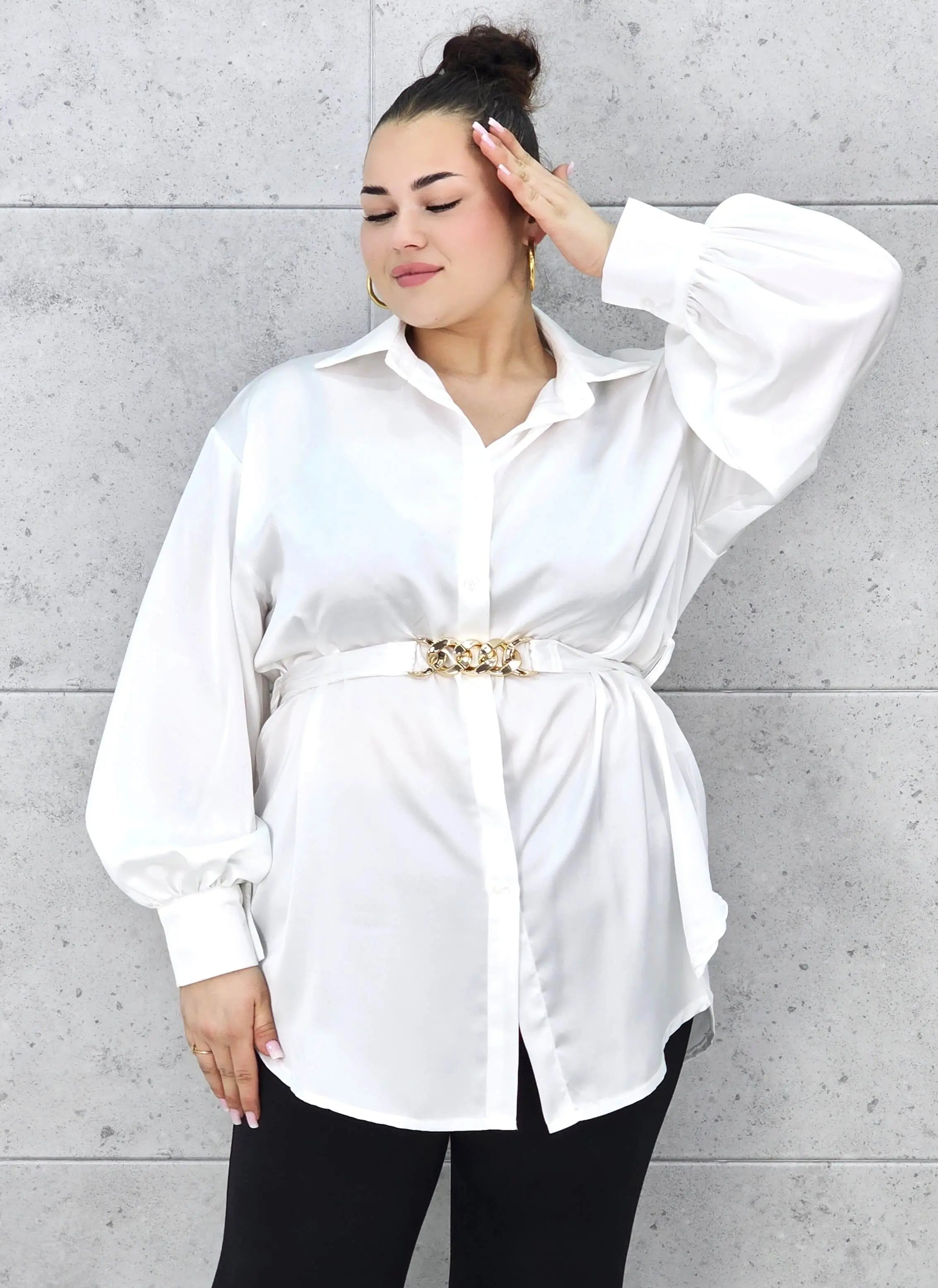 Bluzka plus size satynowa koszula z paskiem i eleganckim połyskiem – Stylowa XL Stylowa XL