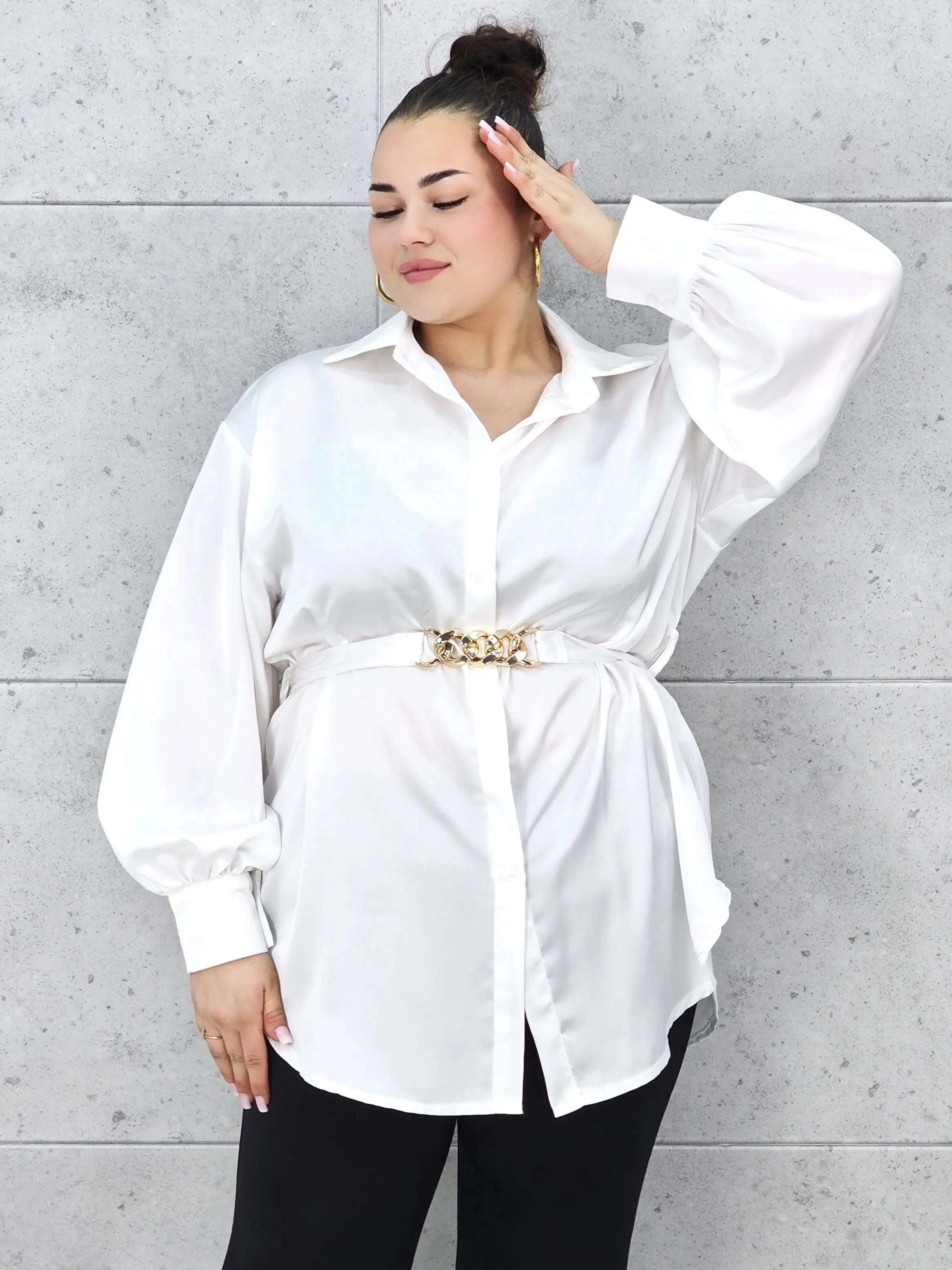 Bluzka plus size satynowa koszula z paskiem i eleganckim połyskiem – Stylowa XL Stylowa XL
