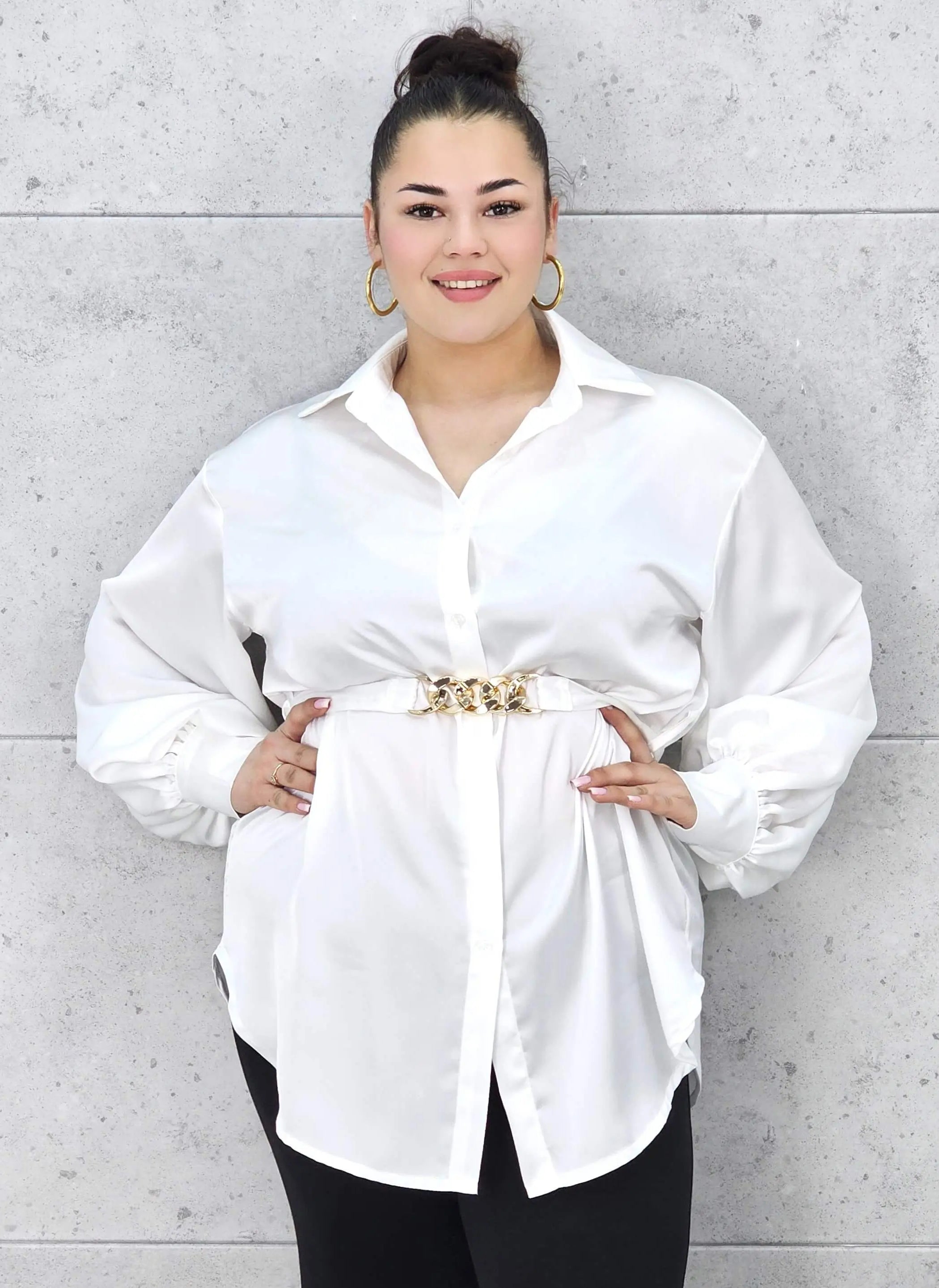 Bluzka plus size satynowa koszula z paskiem i eleganckim połyskiem – Stylowa XL Stylowa XL