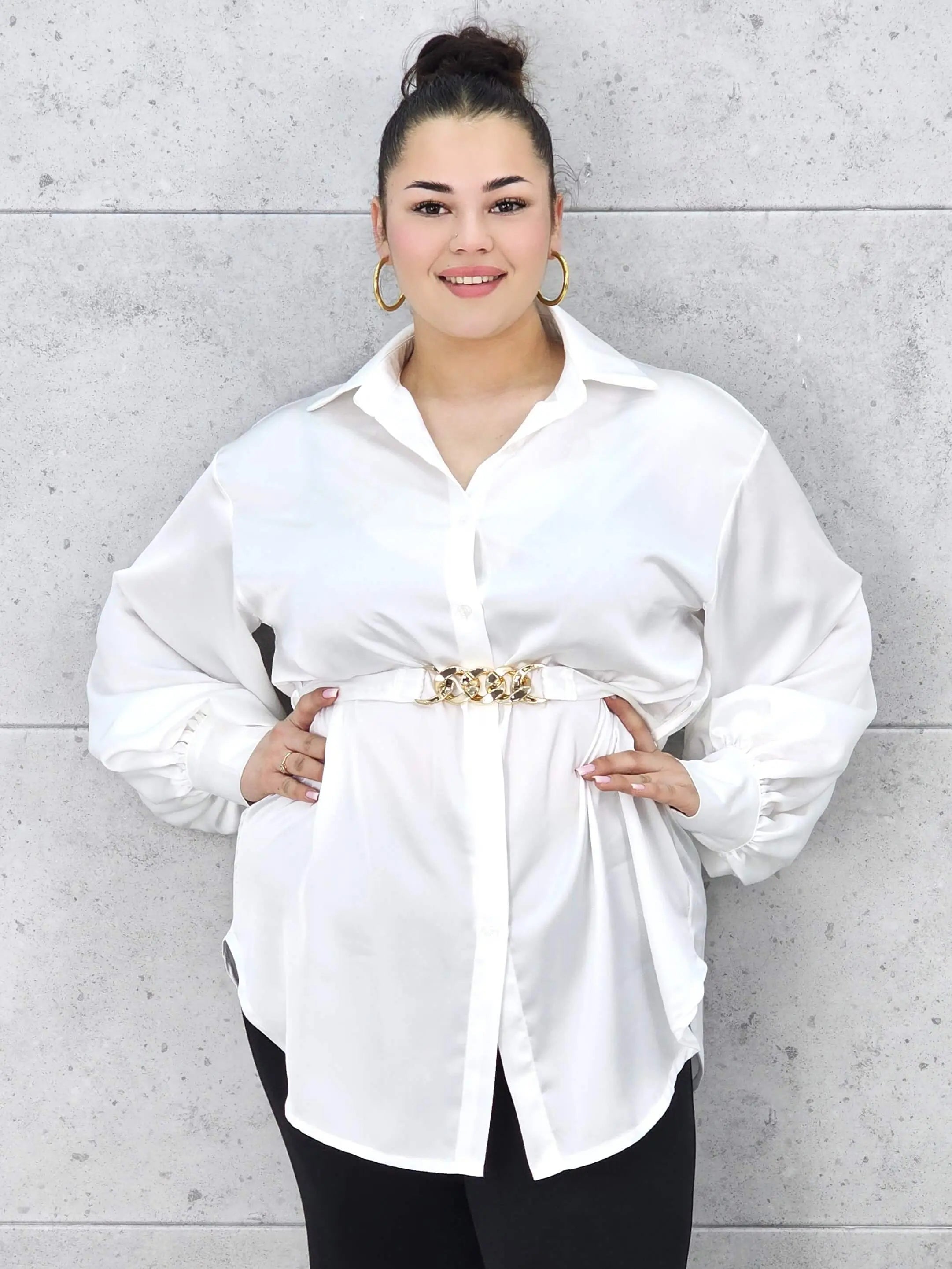 Bluzka plus size satynowa koszula z paskiem i eleganckim połyskiem – Stylowa XL Stylowa XL