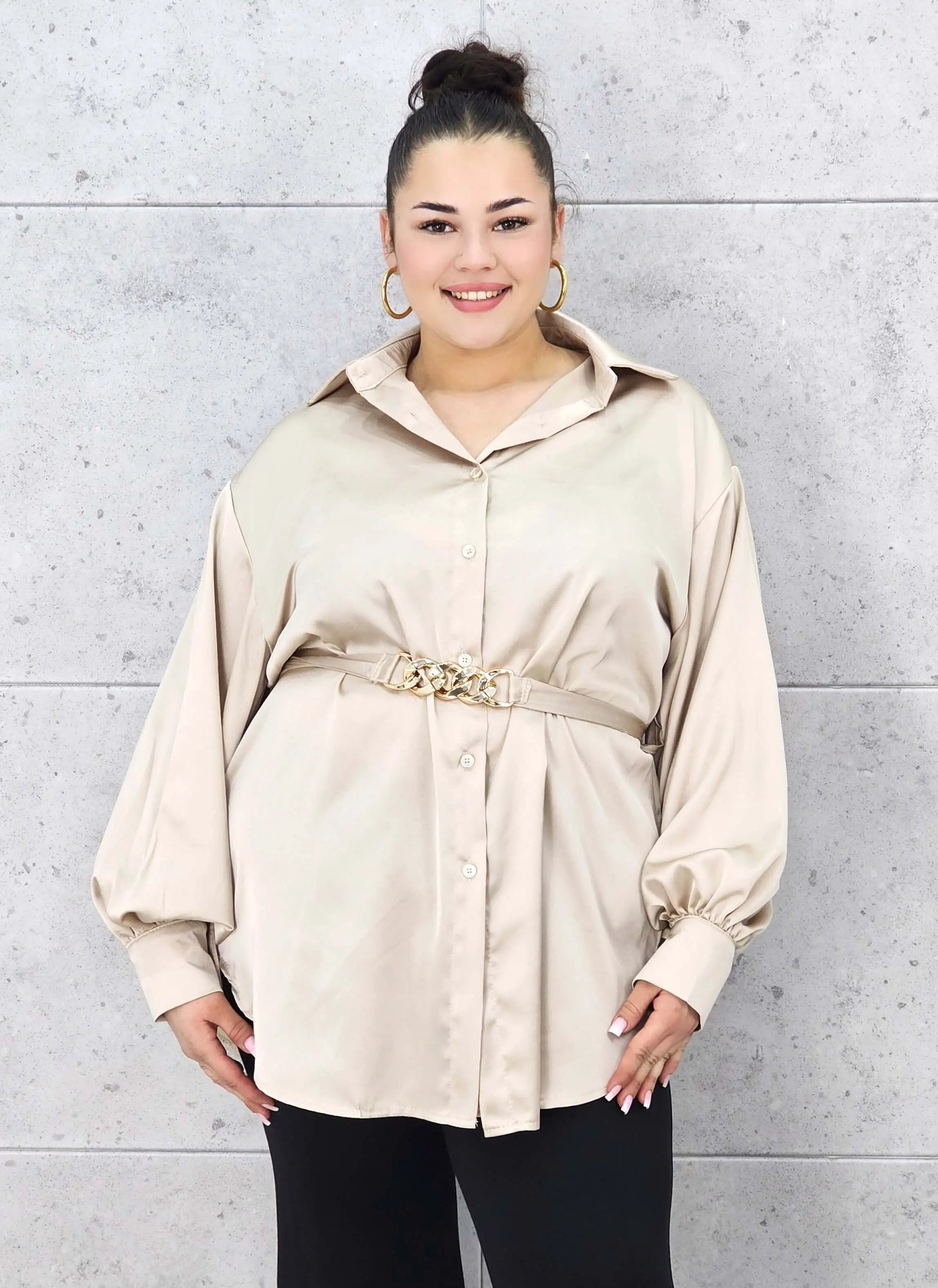 Bluzka plus size satynowa koszula z paskiem i eleganckim połyskiem – Stylowa XL Stylowa XL