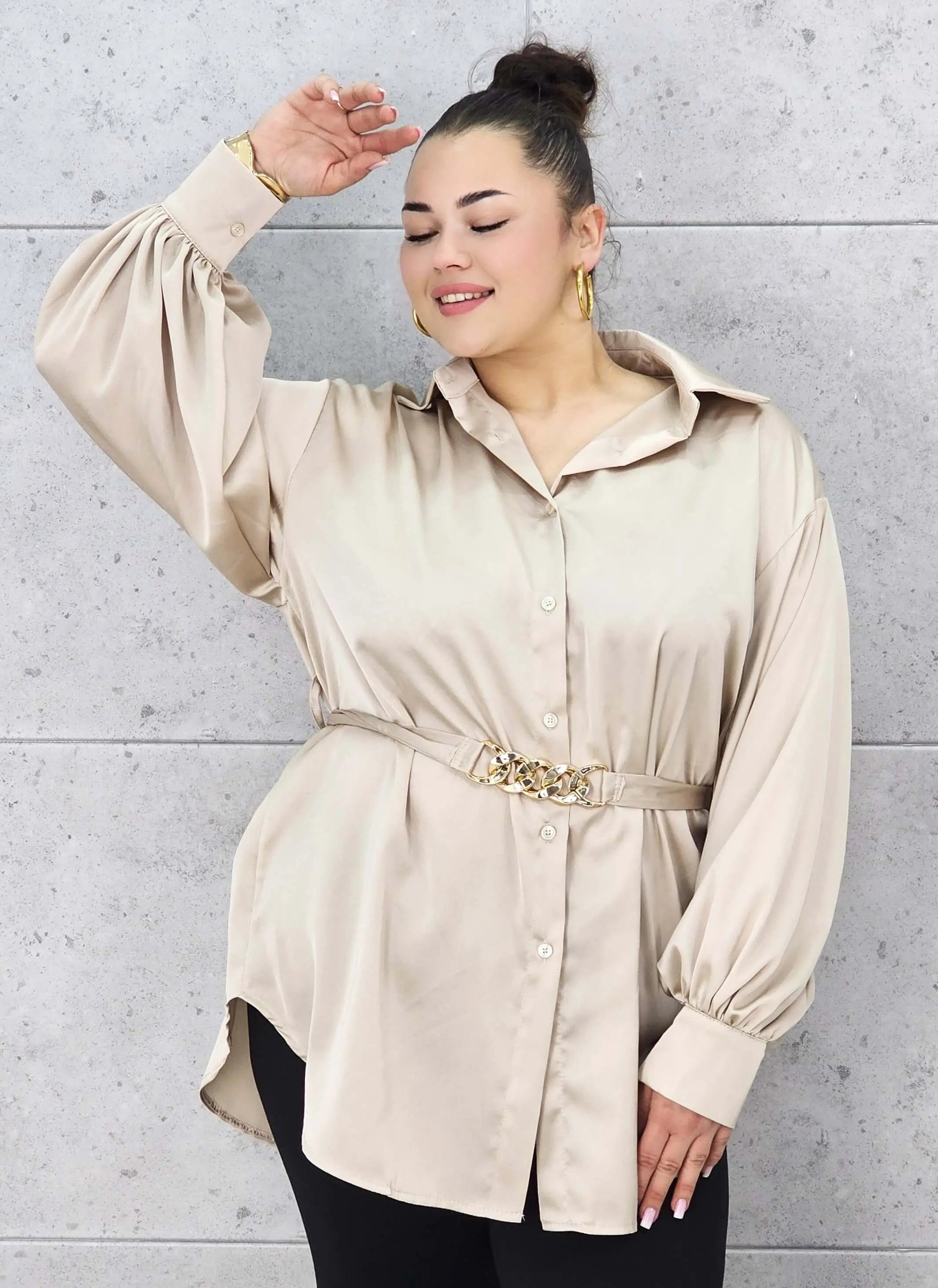 Bluzka plus size satynowa koszula z paskiem i eleganckim połyskiem – Stylowa XL Stylowa XL