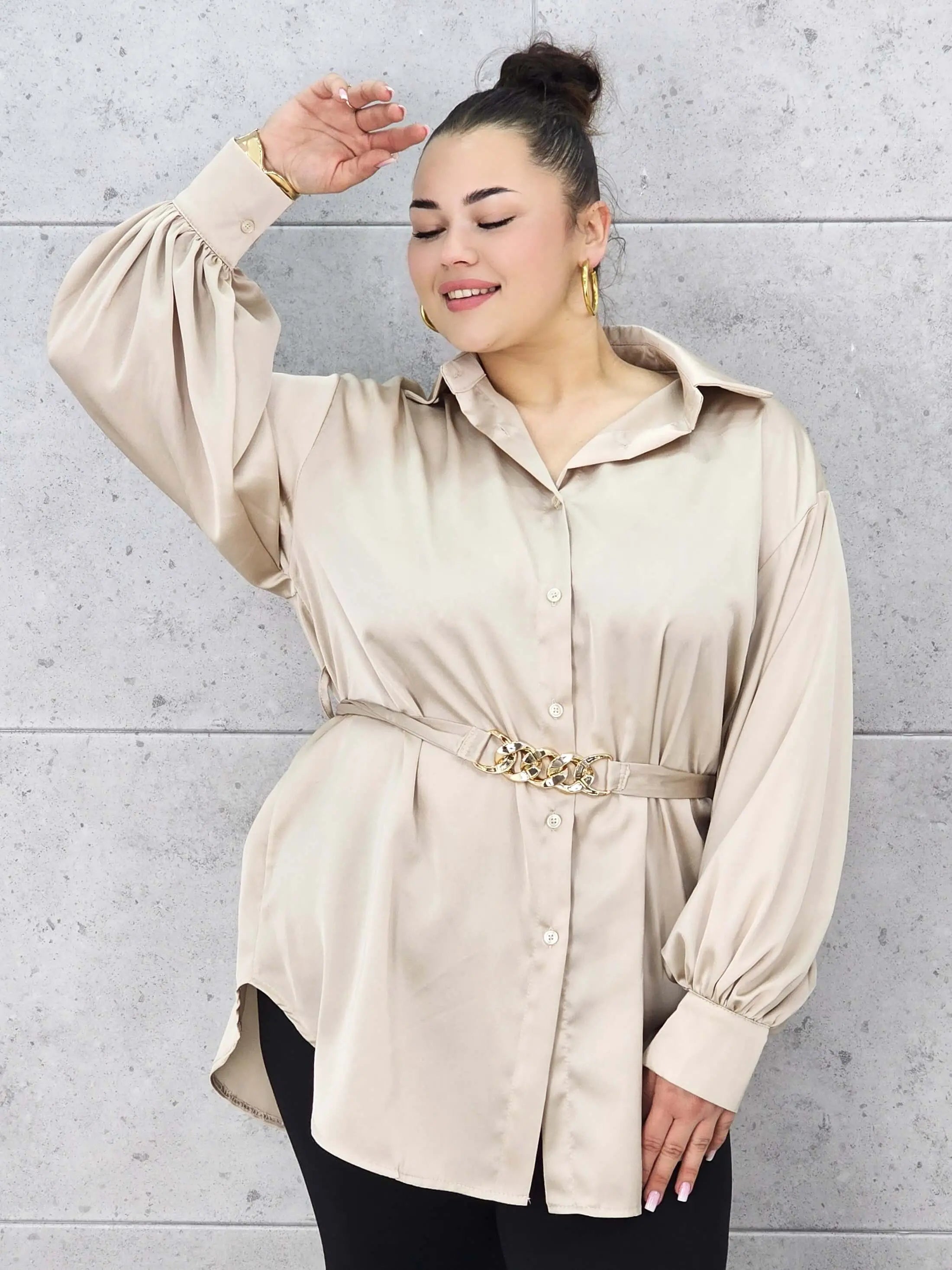 Bluzka plus size satynowa koszula z paskiem i eleganckim połyskiem – Stylowa XL Stylowa XL