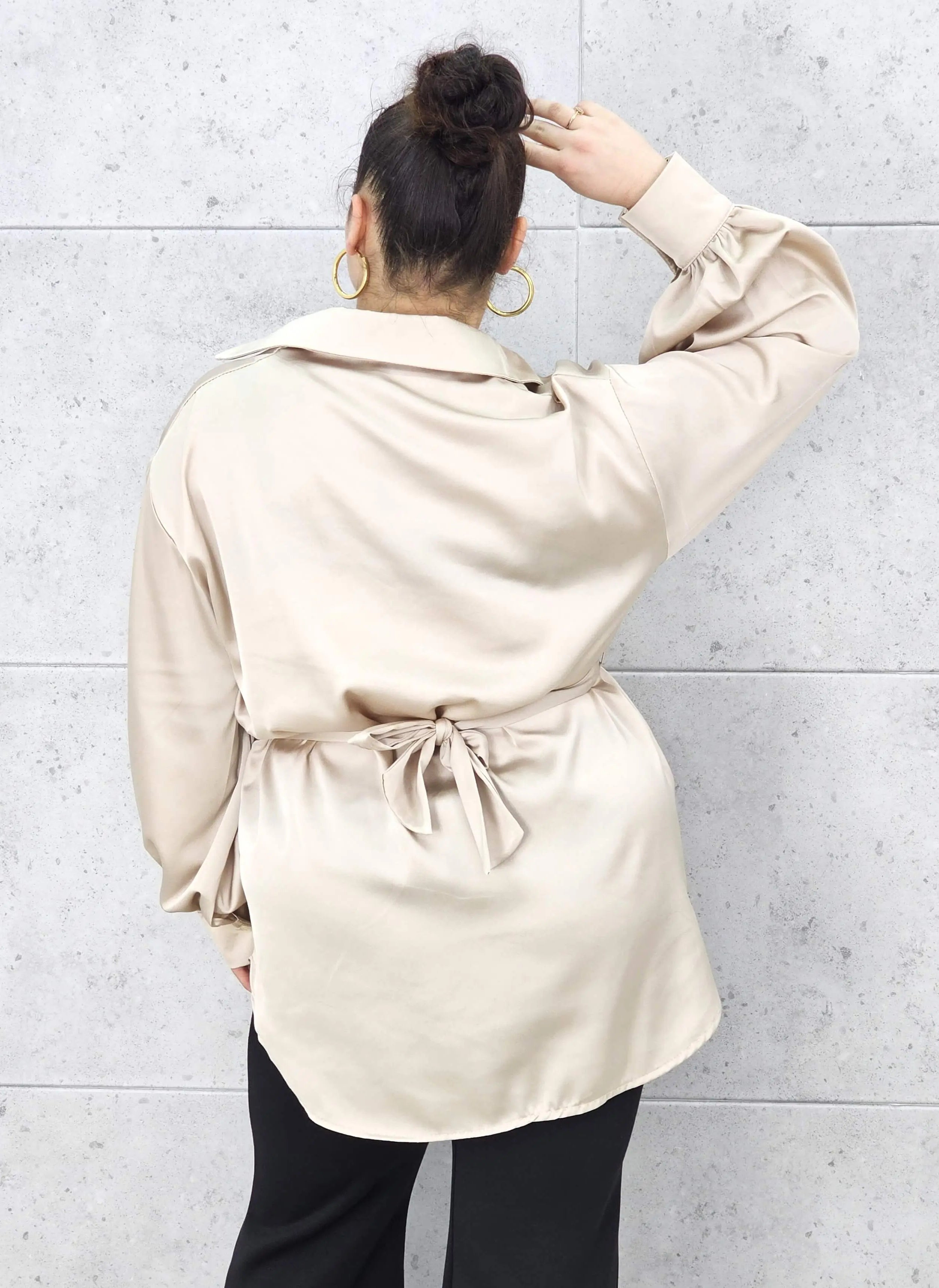 Bluzka plus size satynowa koszula z paskiem i eleganckim połyskiem – Stylowa XL Stylowa XL