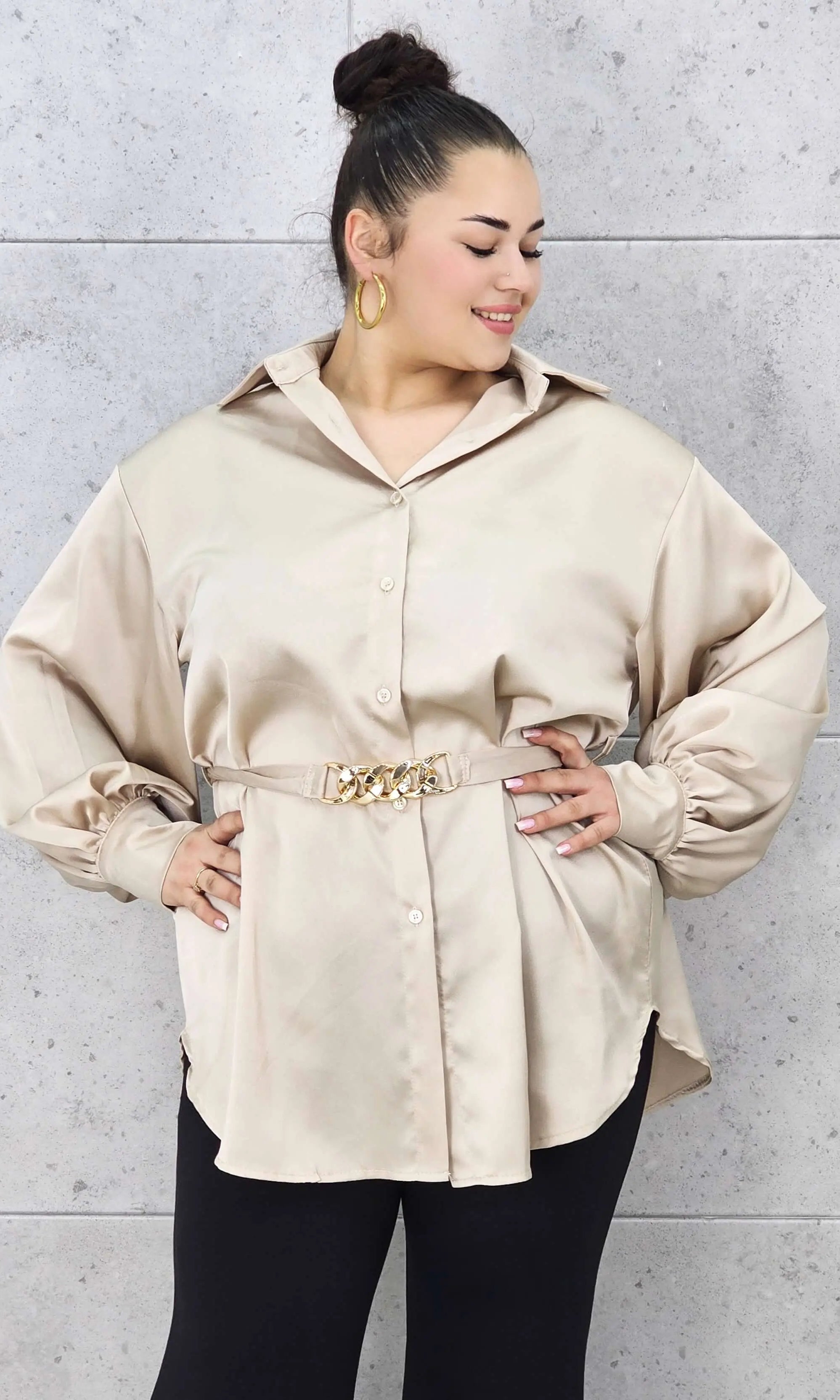 Bluzka plus size satynowa koszula z paskiem i eleganckim połyskiem – Stylowa XL Stylowa XL