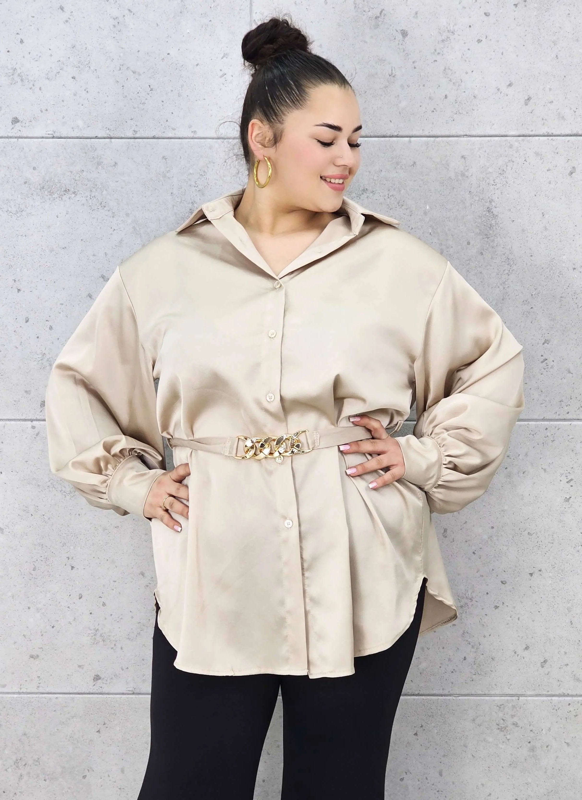 Bluzka plus size satynowa koszula z paskiem i eleganckim połyskiem – Stylowa XL Stylowa XL