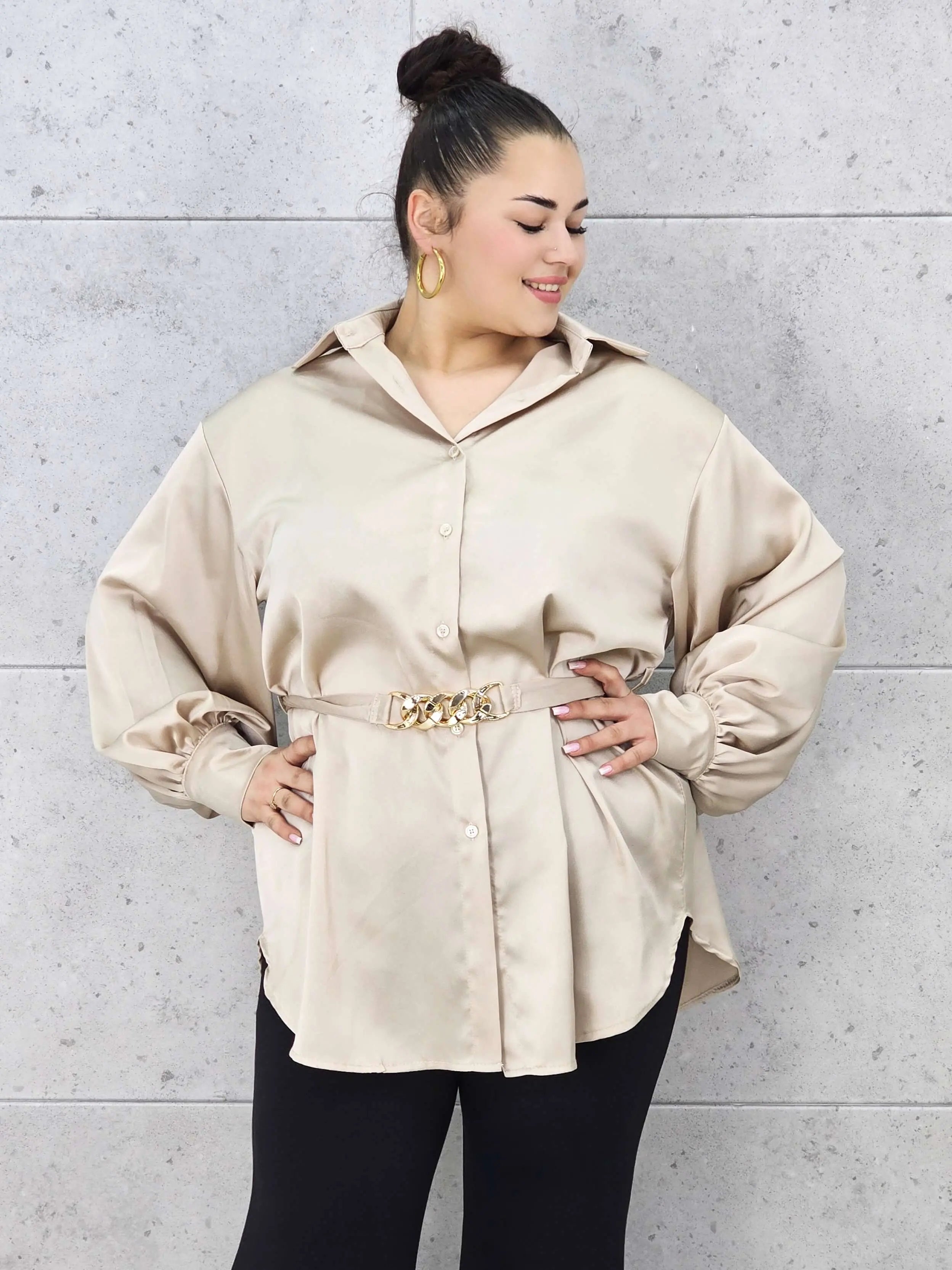 Bluzka plus size satynowa koszula z paskiem i eleganckim połyskiem – Stylowa XL Stylowa XL