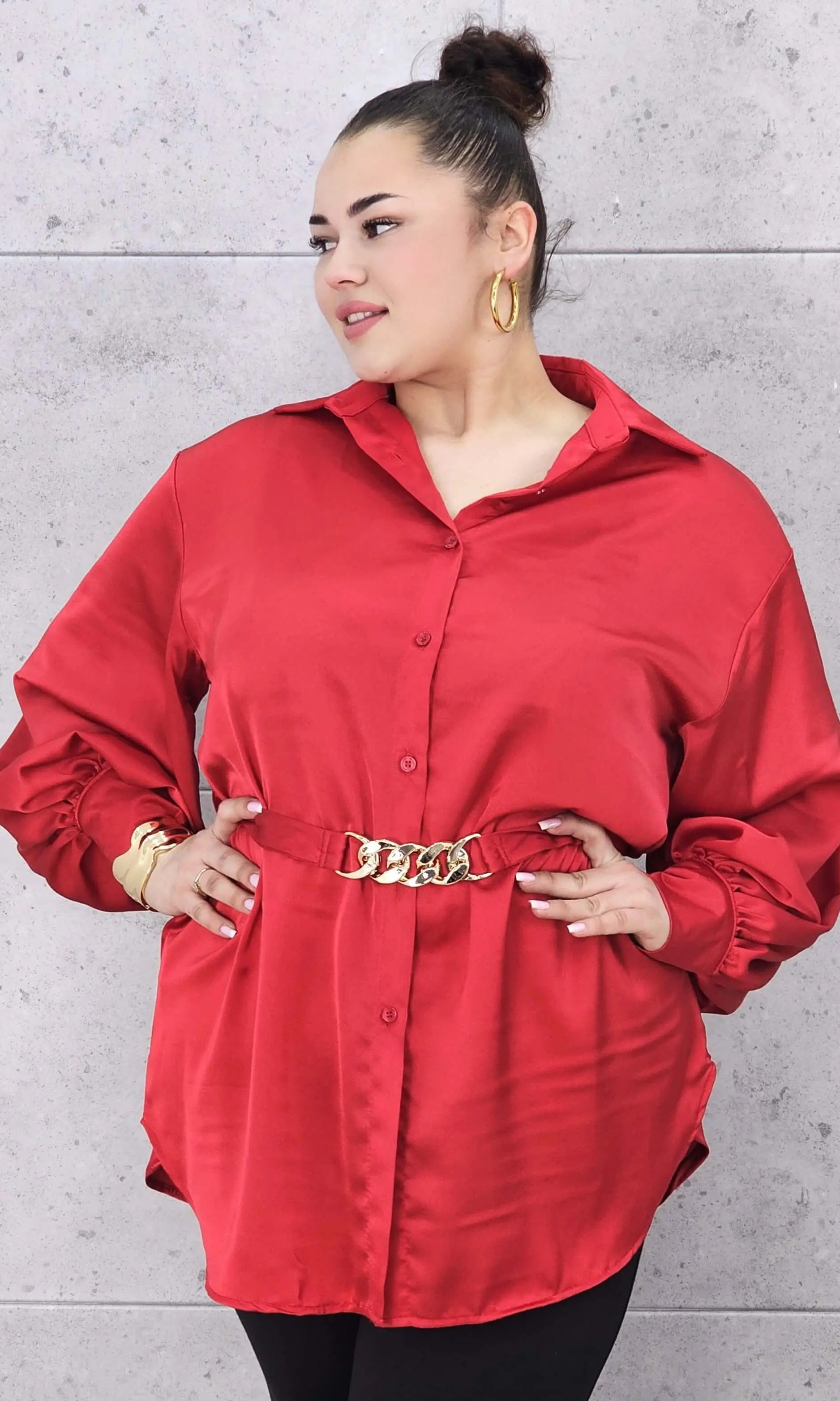 Bluzka plus size satynowa koszula z paskiem i eleganckim połyskiem – Stylowa XL Stylowa XL