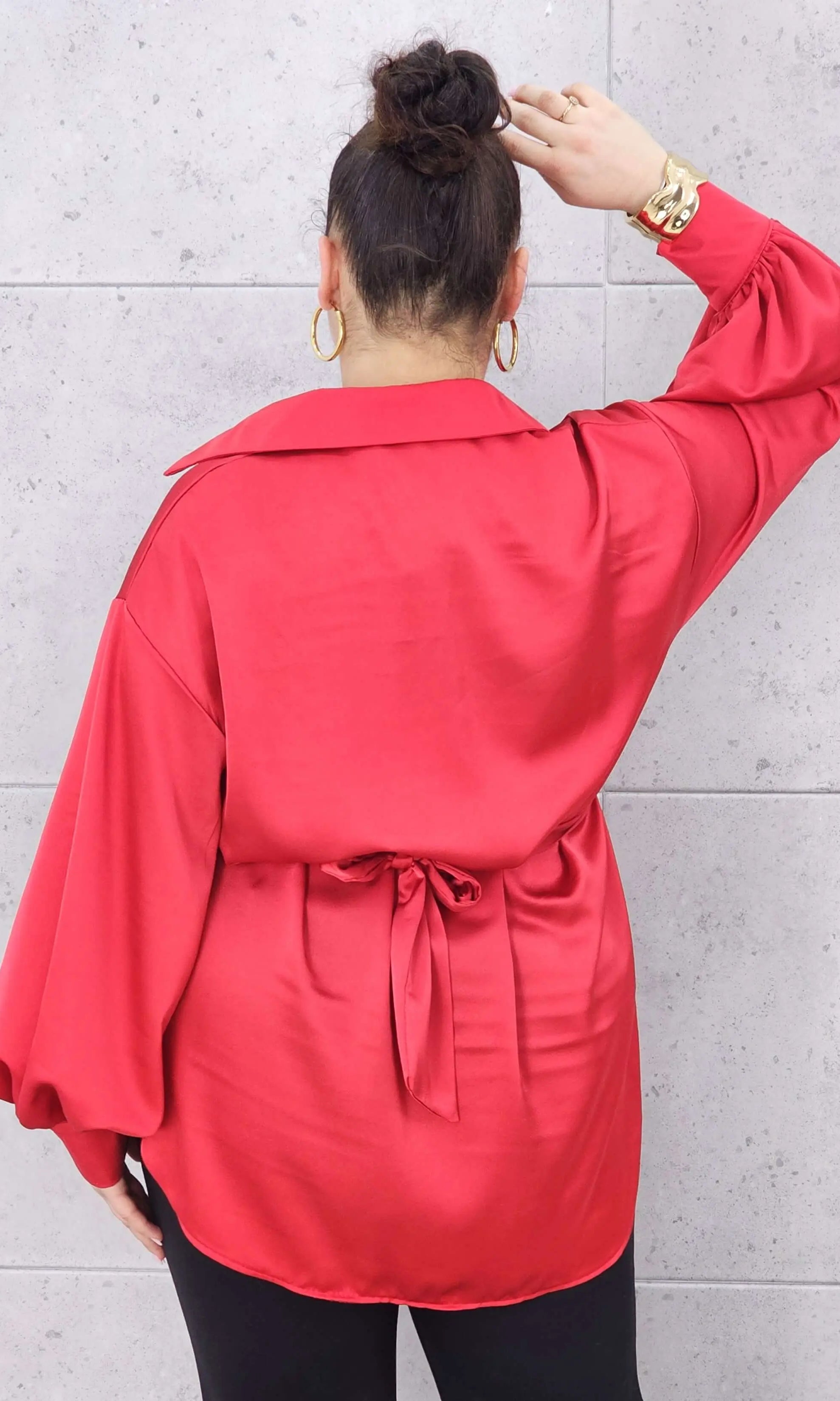 Bluzka plus size satynowa koszula z paskiem i eleganckim połyskiem – Stylowa XL Stylowa XL