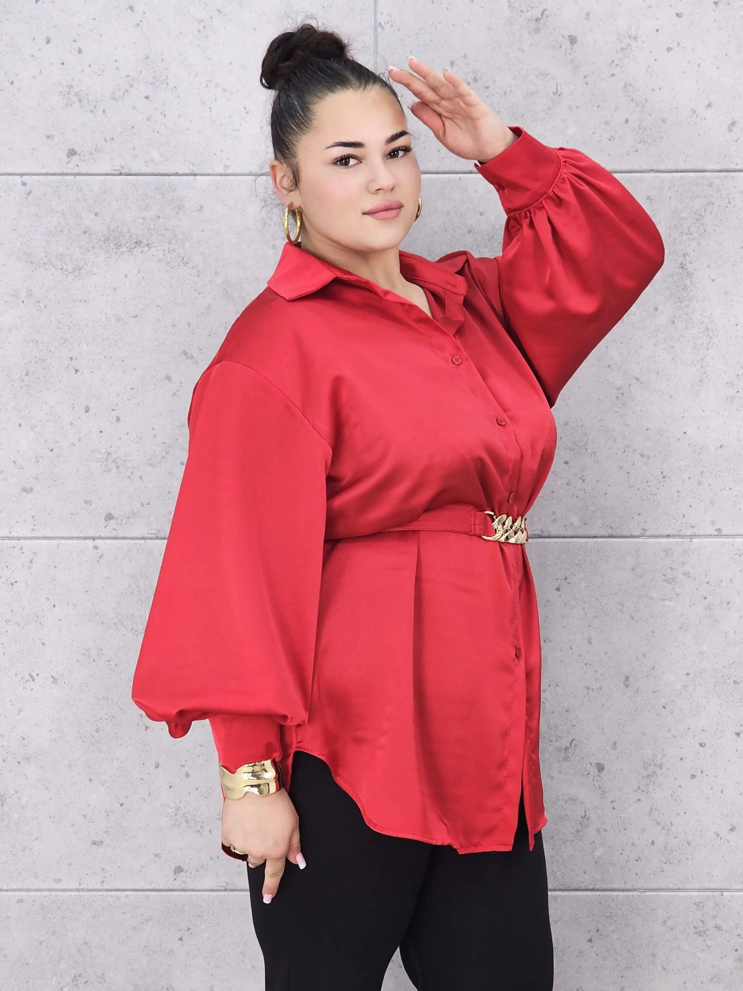 Bluzka plus size satynowa koszula z paskiem i eleganckim połyskiem – Stylowa XL Stylowa XL
