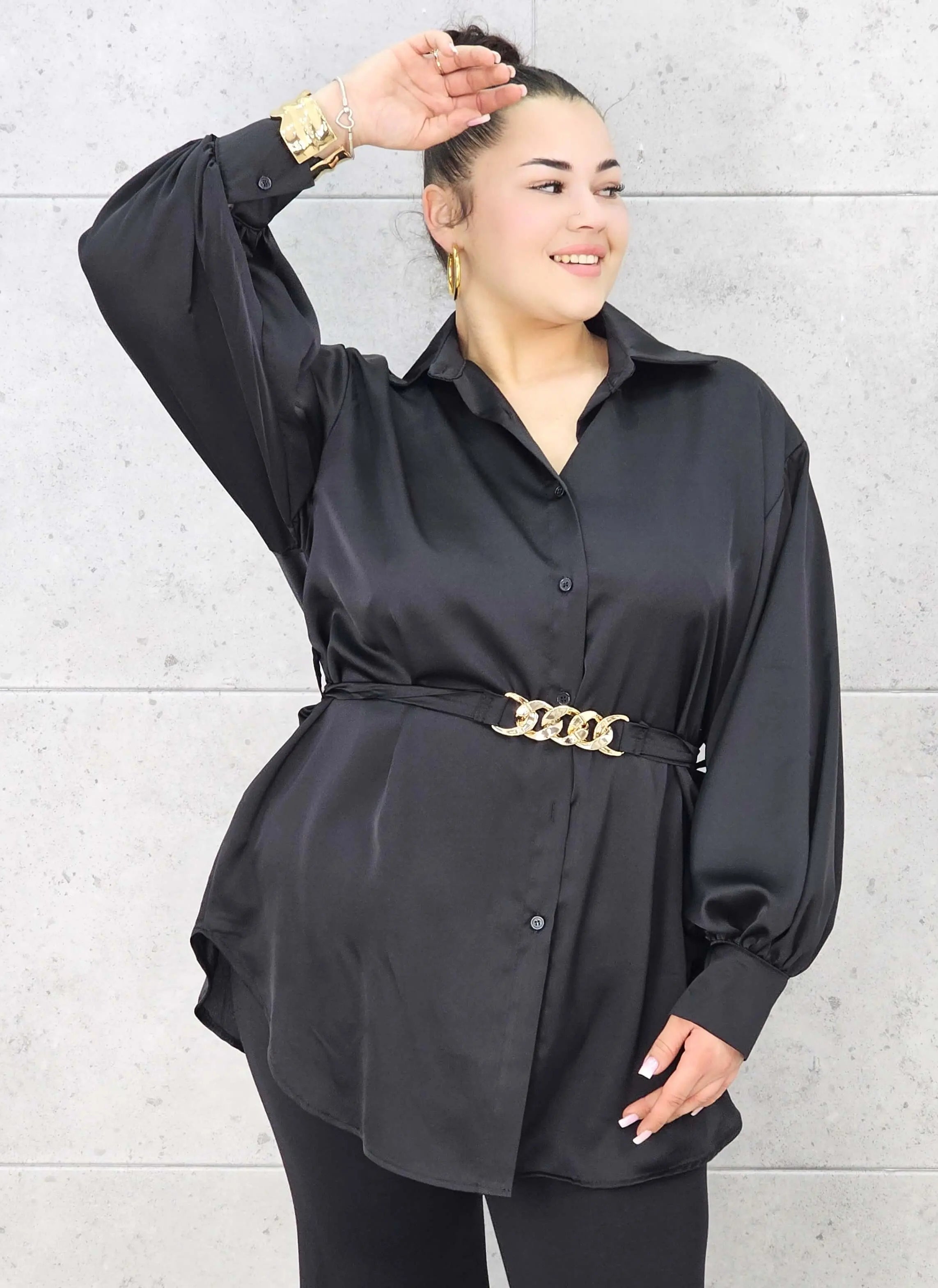 Bluzka plus size satynowa koszula z paskiem i eleganckim połyskiem – Stylowa XL Stylowa XL
