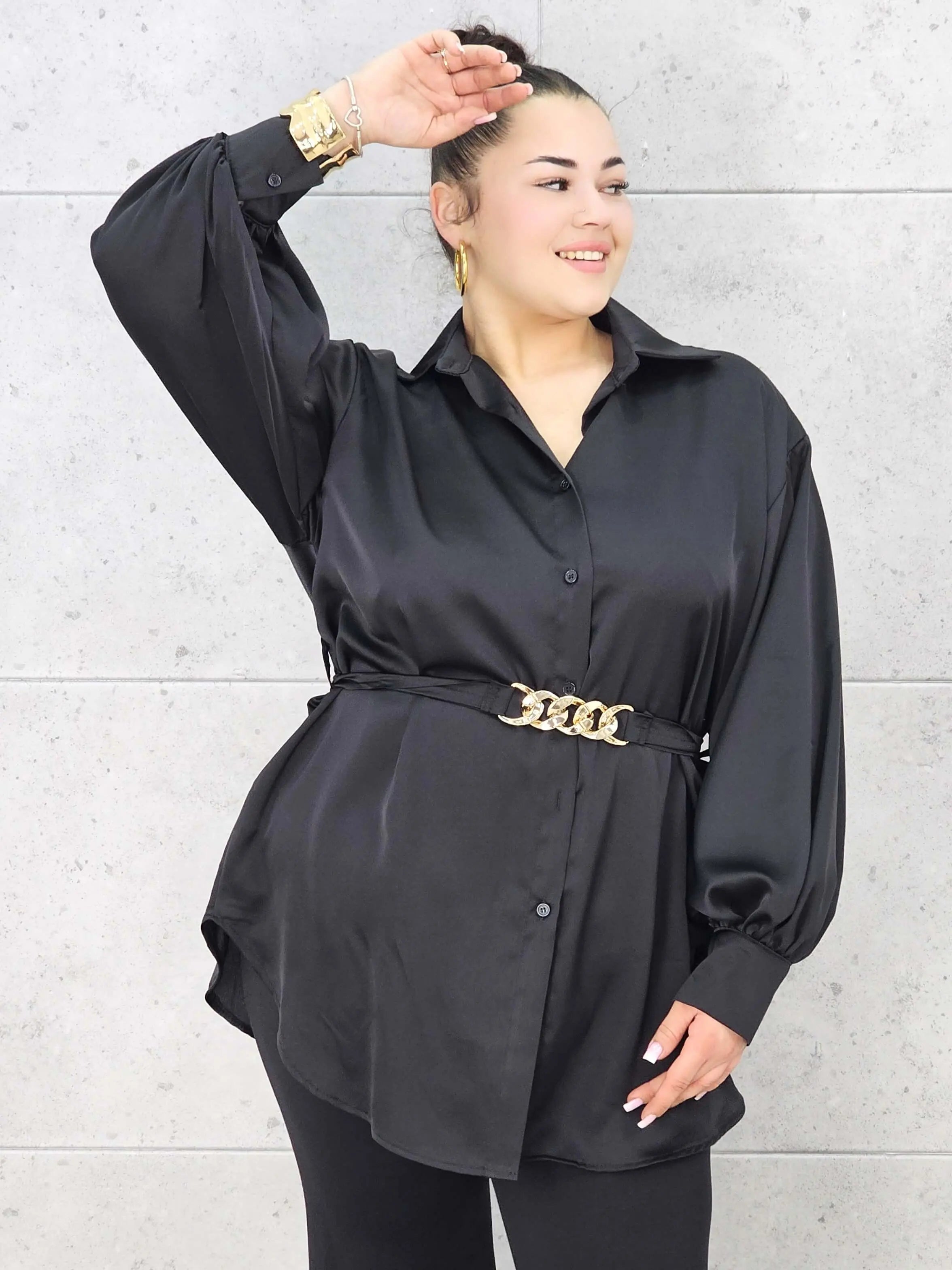 Bluzka plus size satynowa koszula z paskiem i eleganckim połyskiem – Stylowa XL Stylowa XL